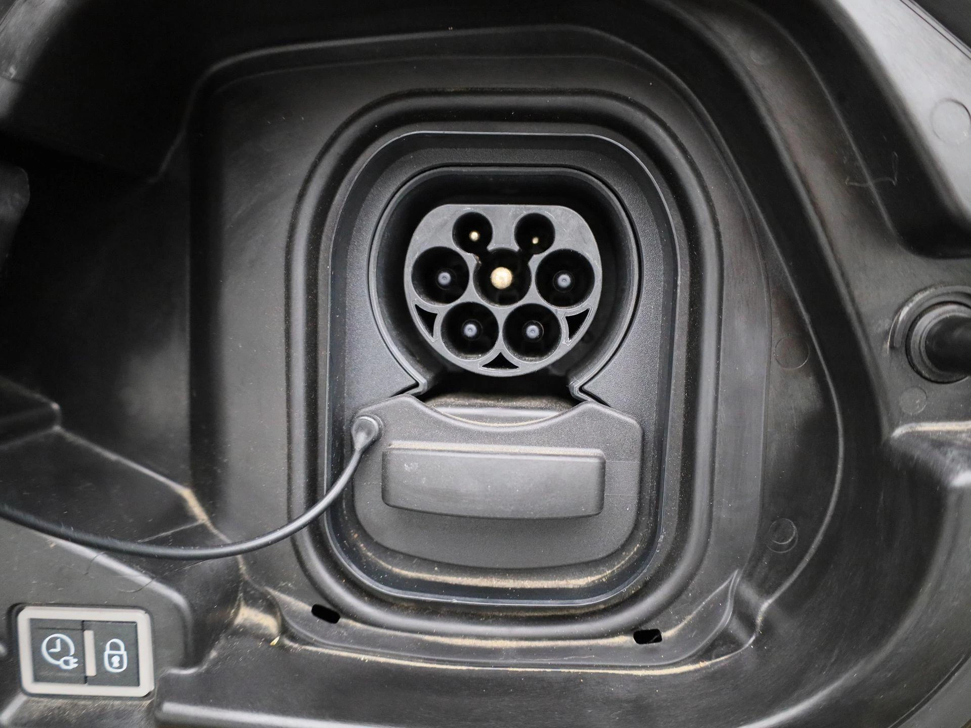 Peugeot-e-208-image-12