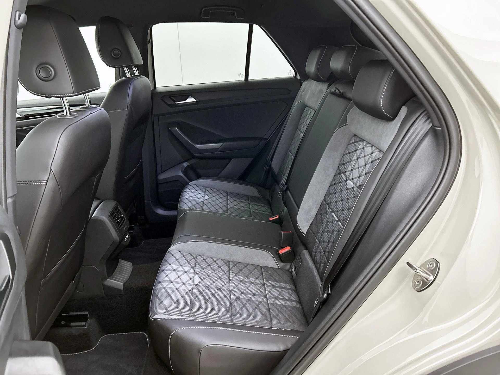 Volkswagen-T-Roc-image-26
