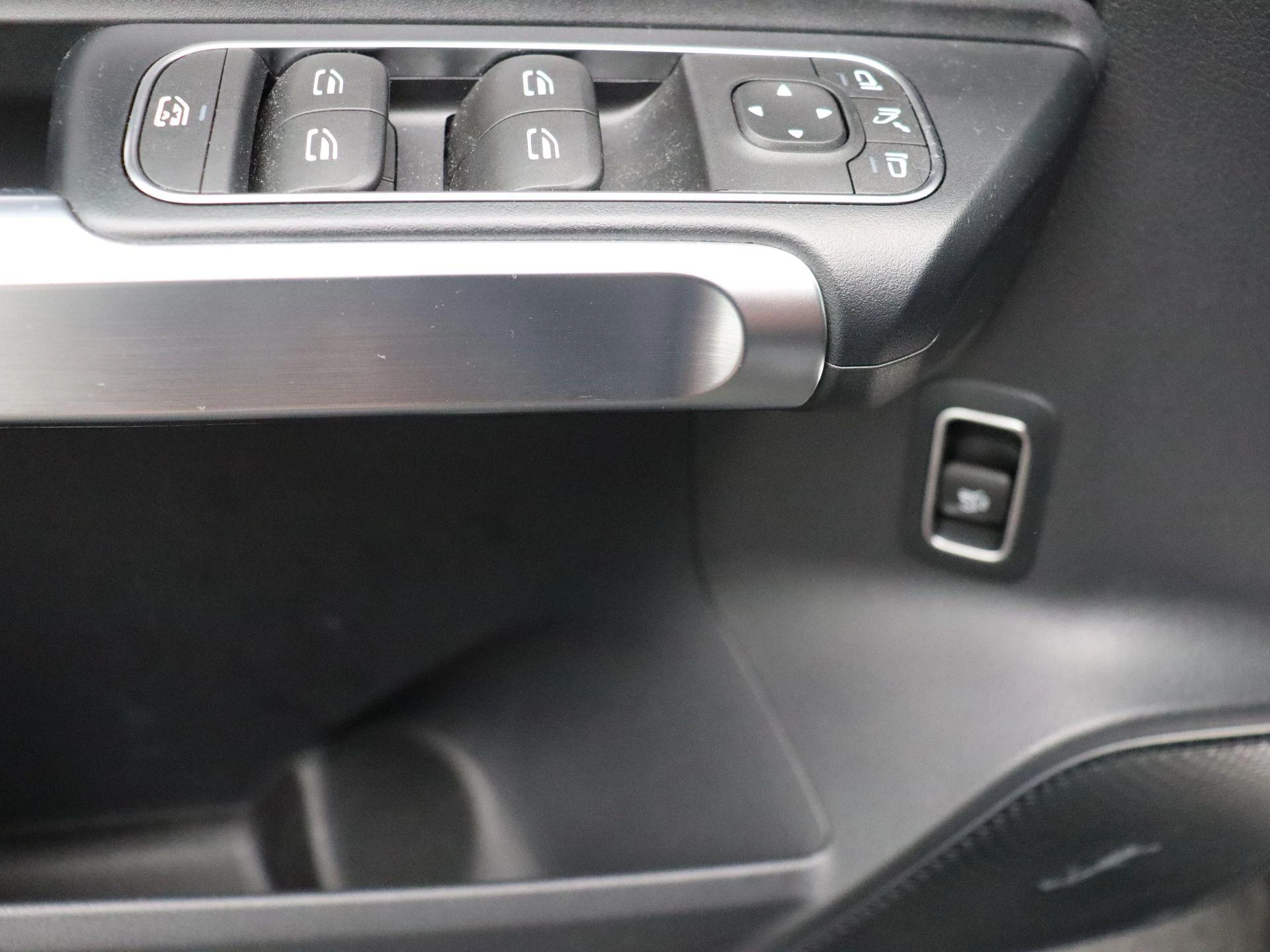 Mercedes-Benz EQB 350 4MATIC AMG Line + LEDER + PANO + BURMESTER + TREKHAAK + HEAD UP +