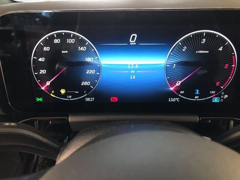 Mercedes-Benz-GLA 200 d-image-15