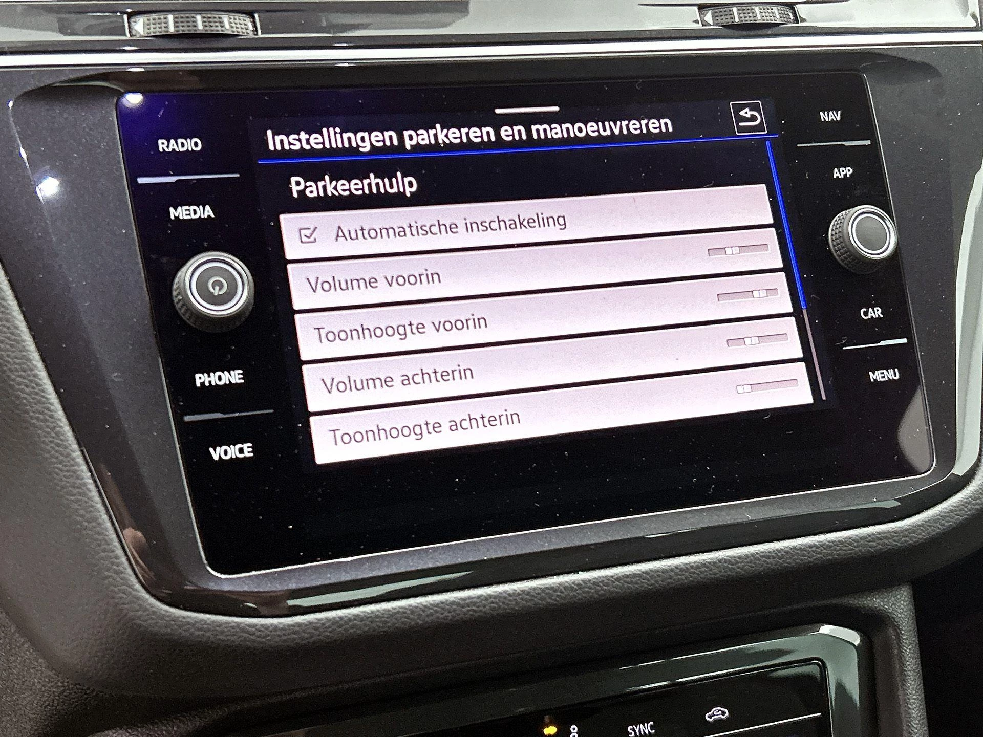 Volkswagen-Tiguan-image-11