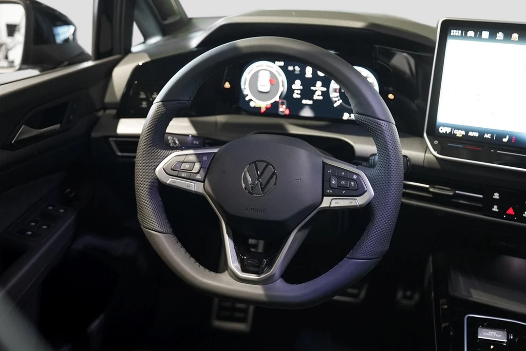 Volkswagen Golf 1,5 l eTSI DSG R-Line AHK HKSOUND PANO LED