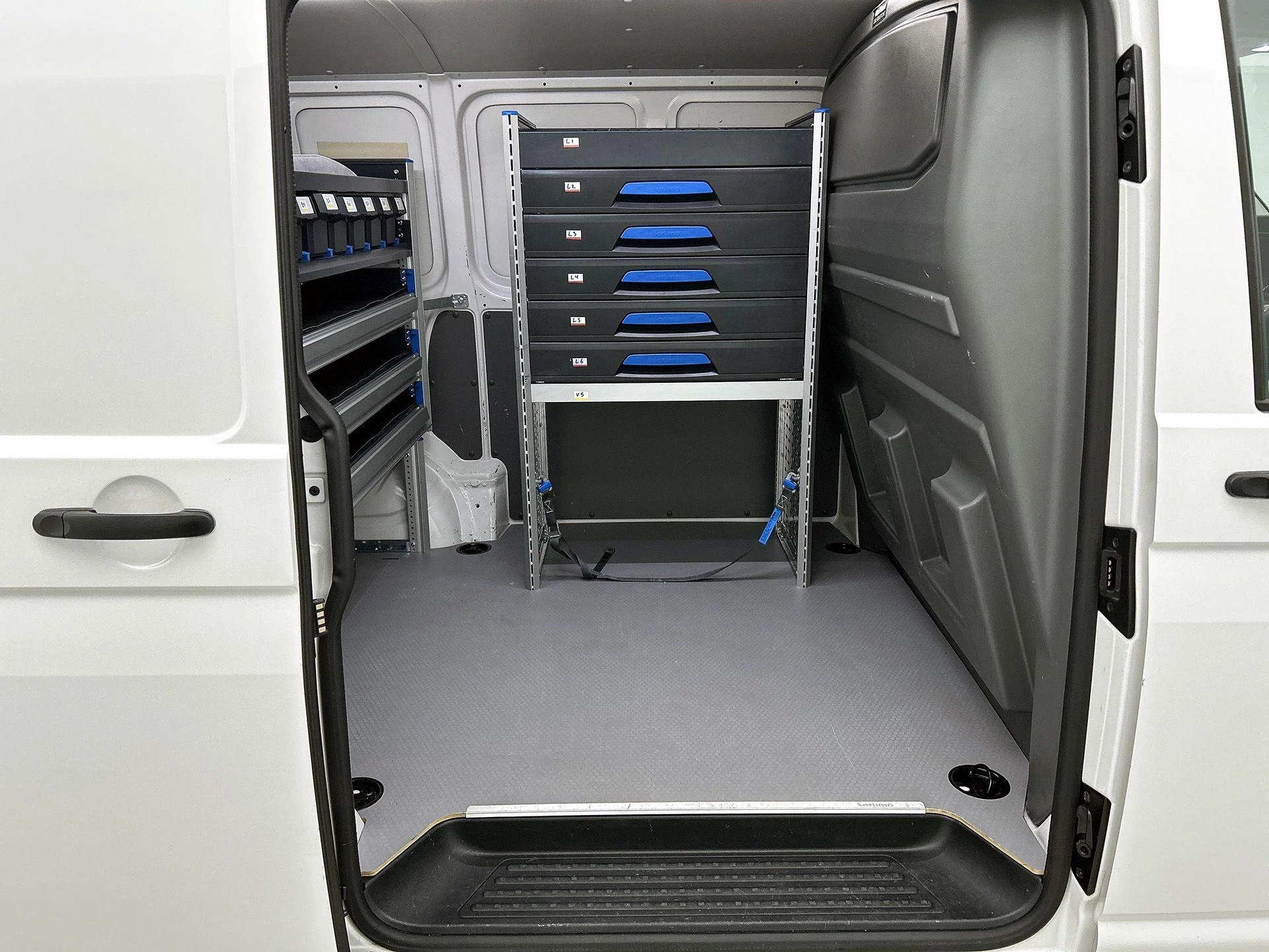 Volkswagen-Transporter-image-25