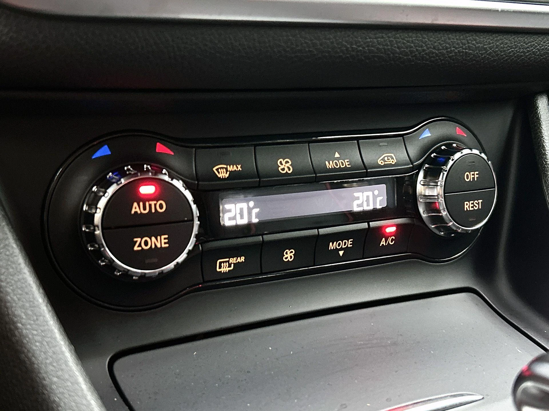 Mercedes-Benz-GLA-image-14
