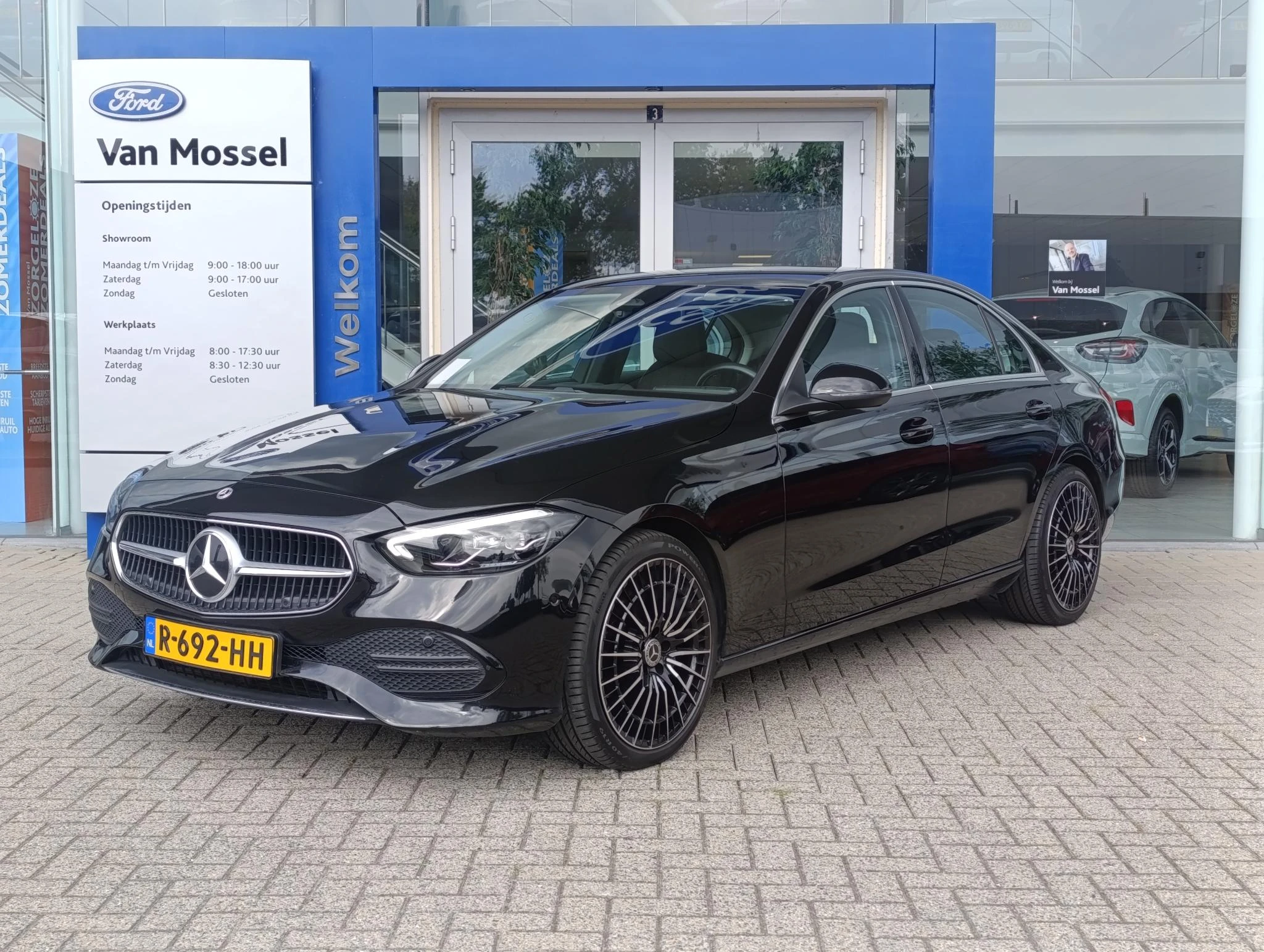 Mercedes-Benz-C-Klasse-image-22