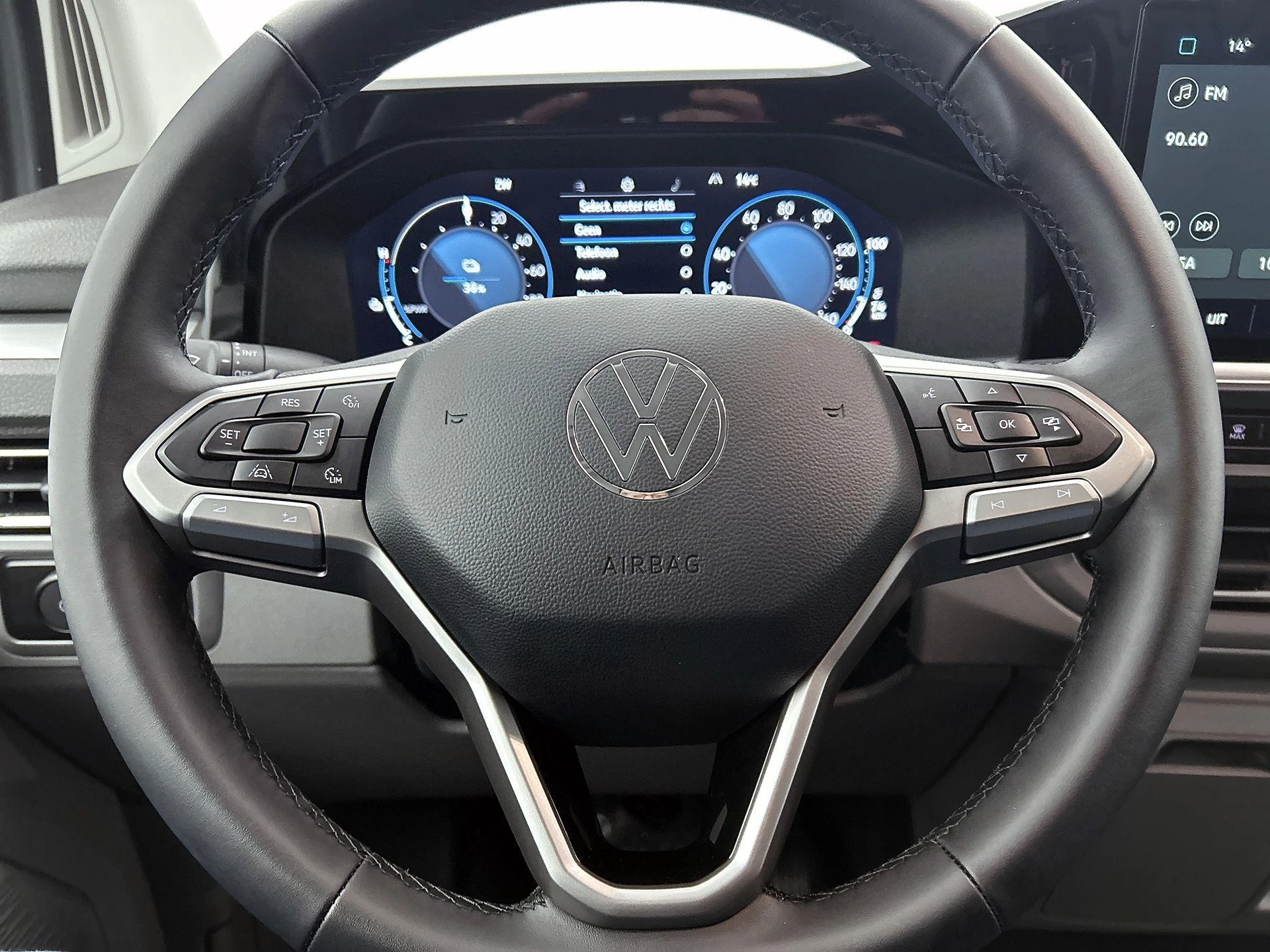 Volkswagen-e-Transporter-image-38