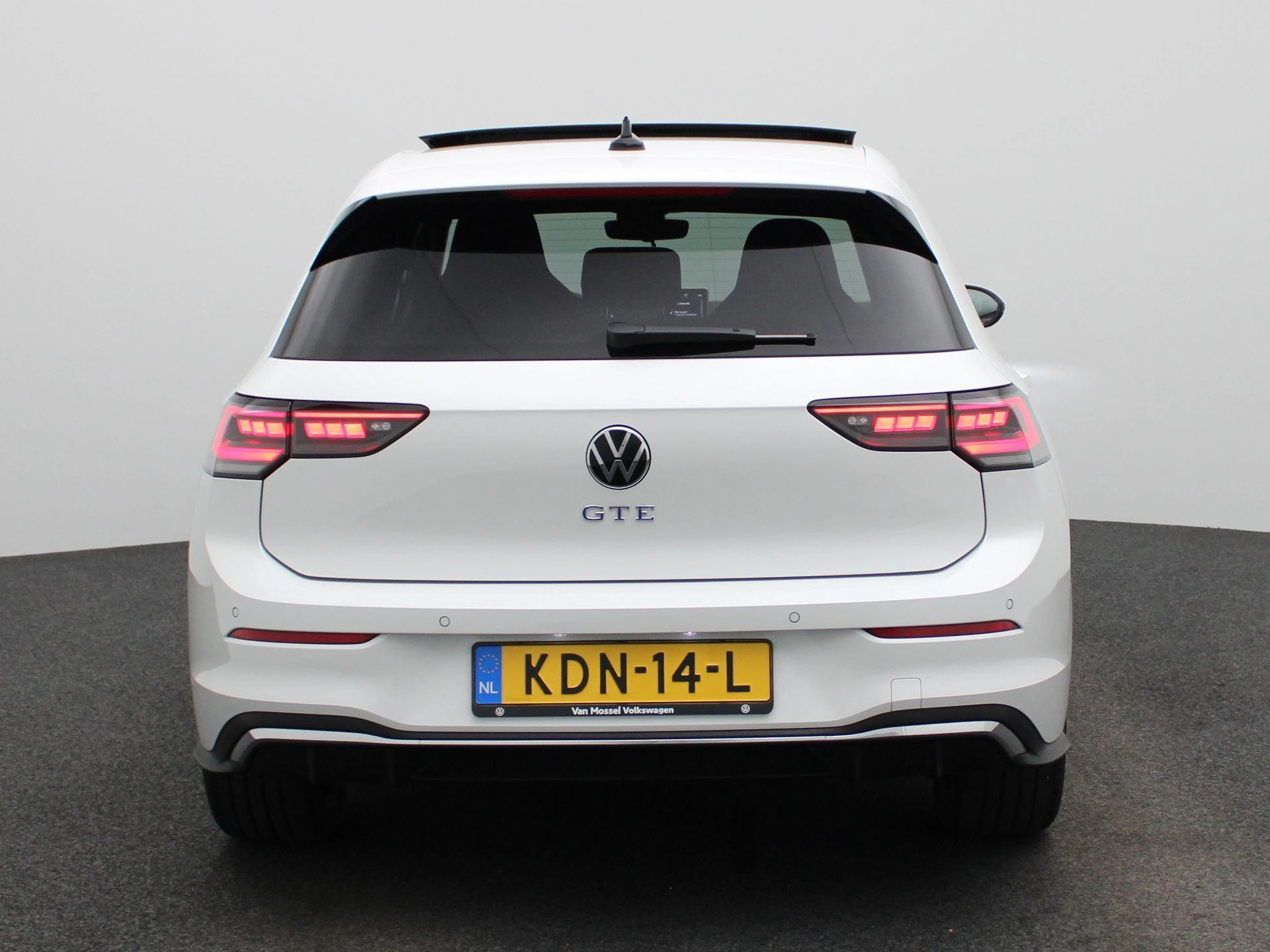 Volkswagen-Golf-image-4