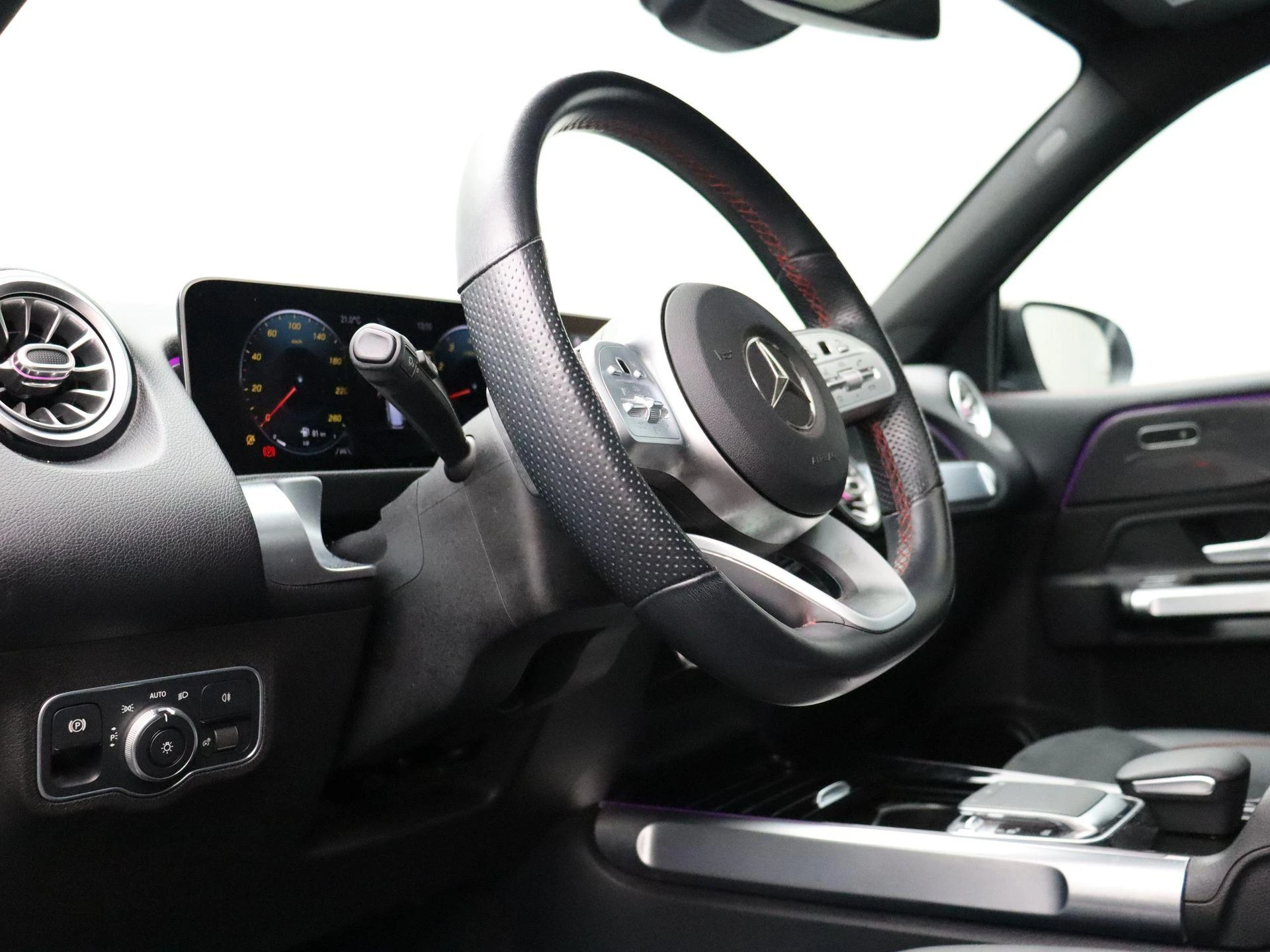 Mercedes-Benz-GLB-image-11