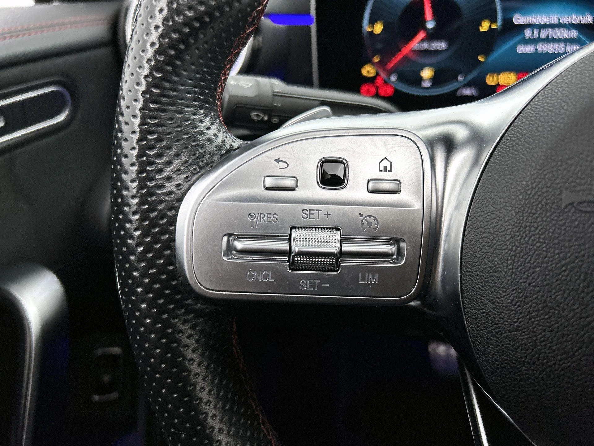 Mercedes-Benz-CLA-image-6