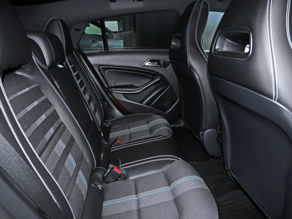 Mercedes-Benz-CLA 200 d-image-12