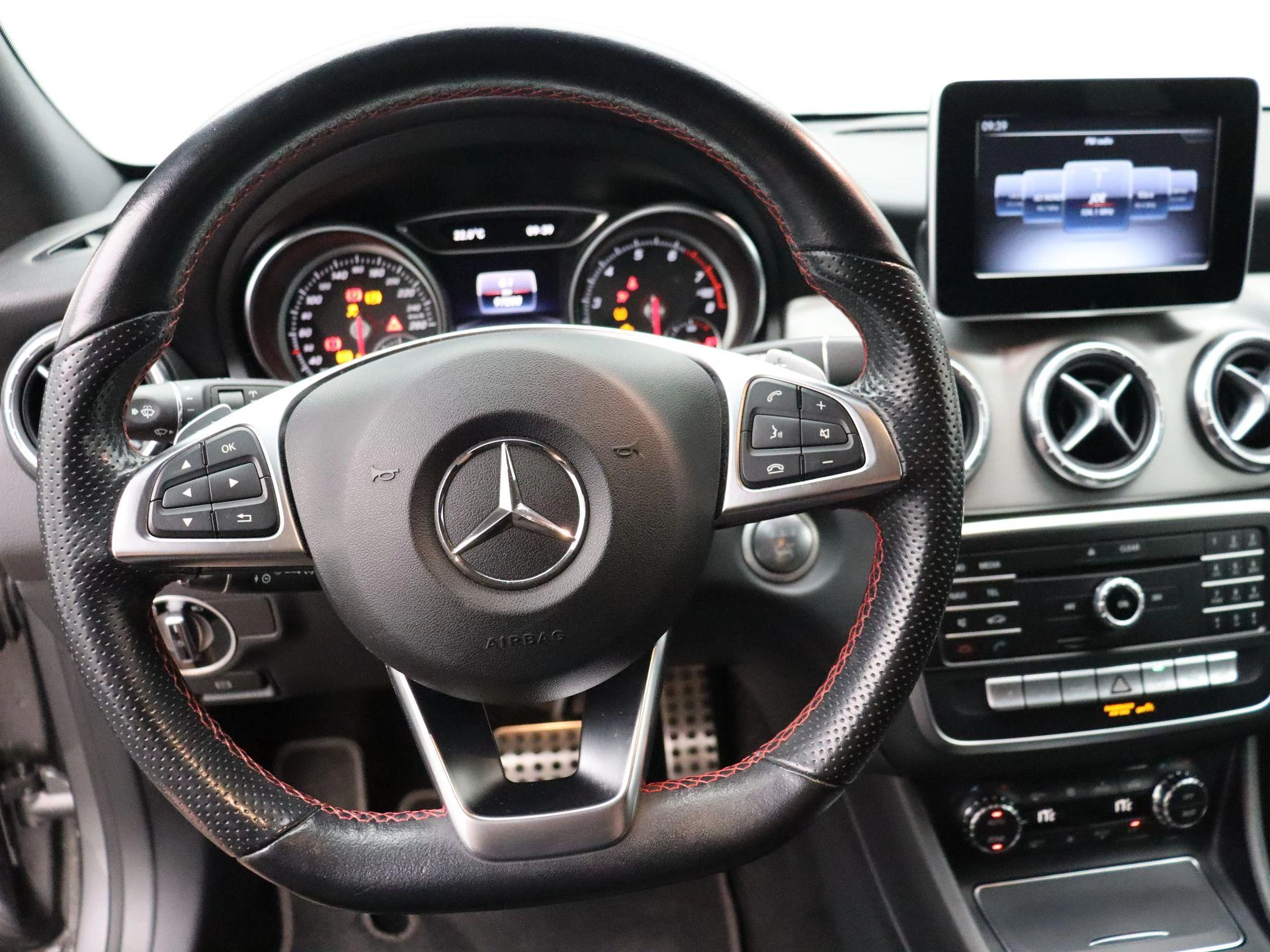 Mercedes-Benz CLA 180 AMG LINE Shooting Brake + PANORAMISCH DAK + CAMERA + NIGHTPAKKET +