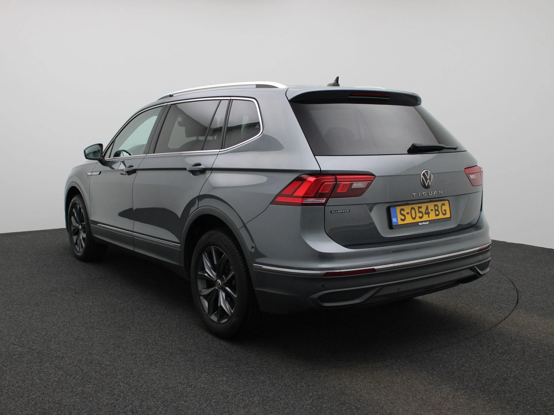 Volkswagen-Tiguan Allspace-image-1