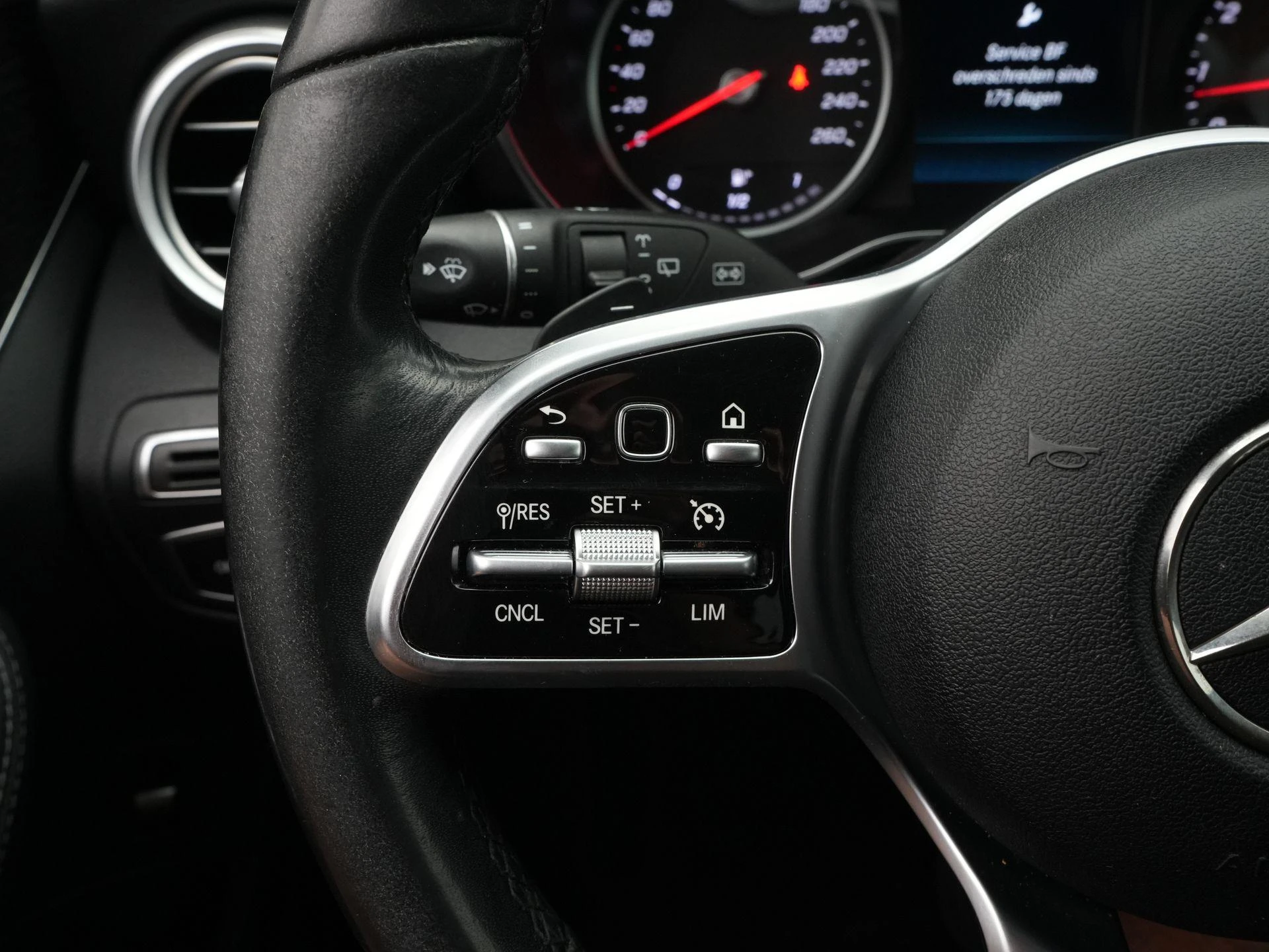 Mercedes-Benz-C-Klasse-image-15