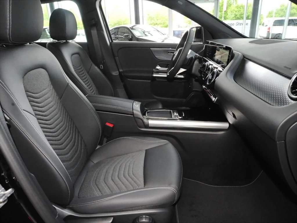 Mercedes-Benz-GLA 200 d-image-12