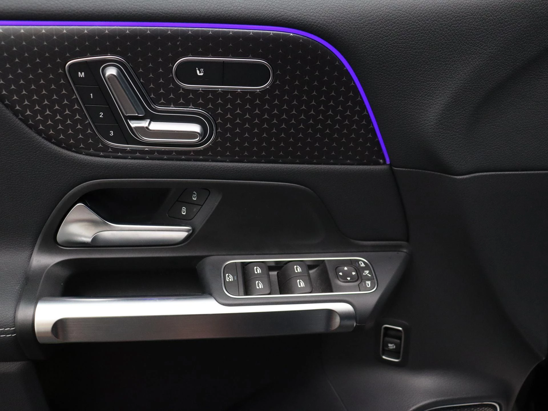 Mercedes-Benz EQB 250+ AMG Line + LEDER + PANO + BURMESTER + CARPLAY + HEAD UP +