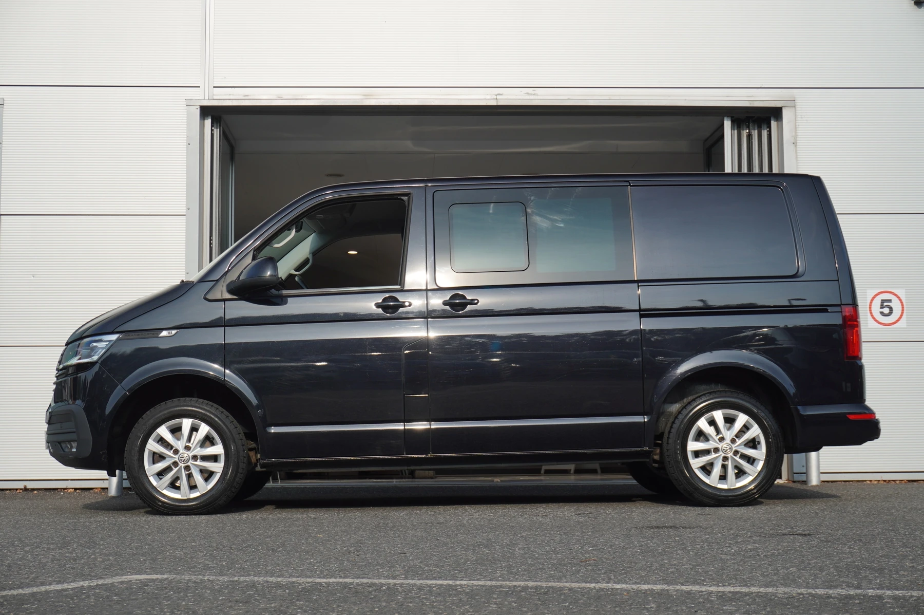 Volkswagen-Transporter-image-18