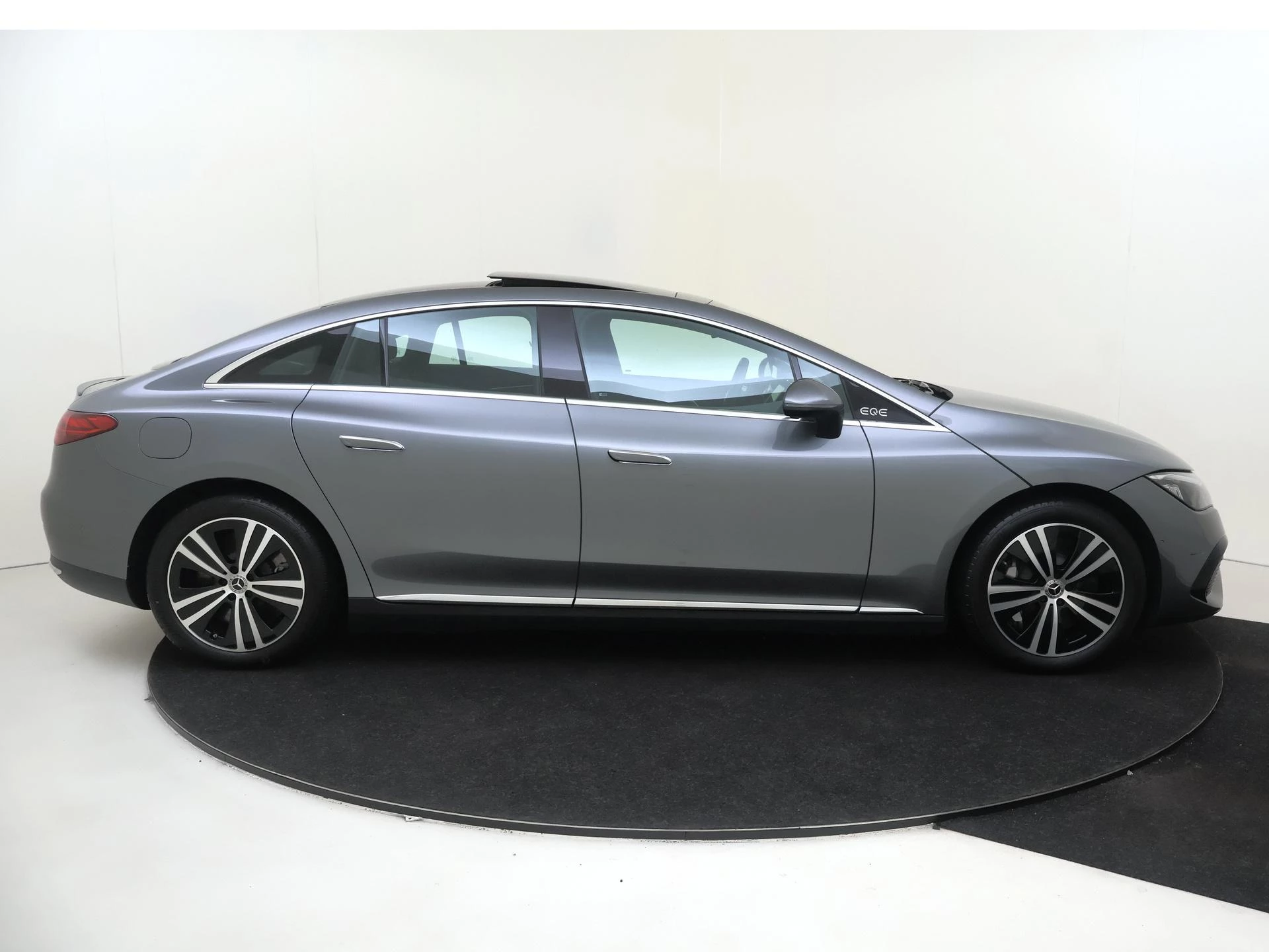 Mercedes-Benz-EQE-image-8