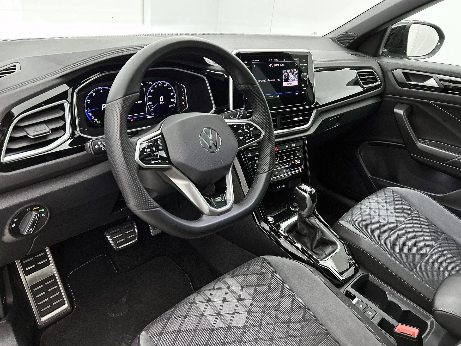 Volkswagen-T-Roc-image-19