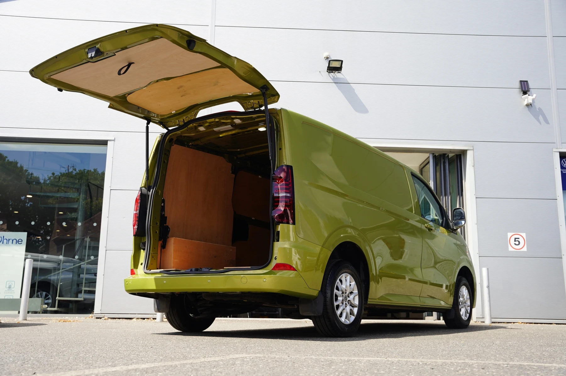 Volkswagen-Transporter-image-27