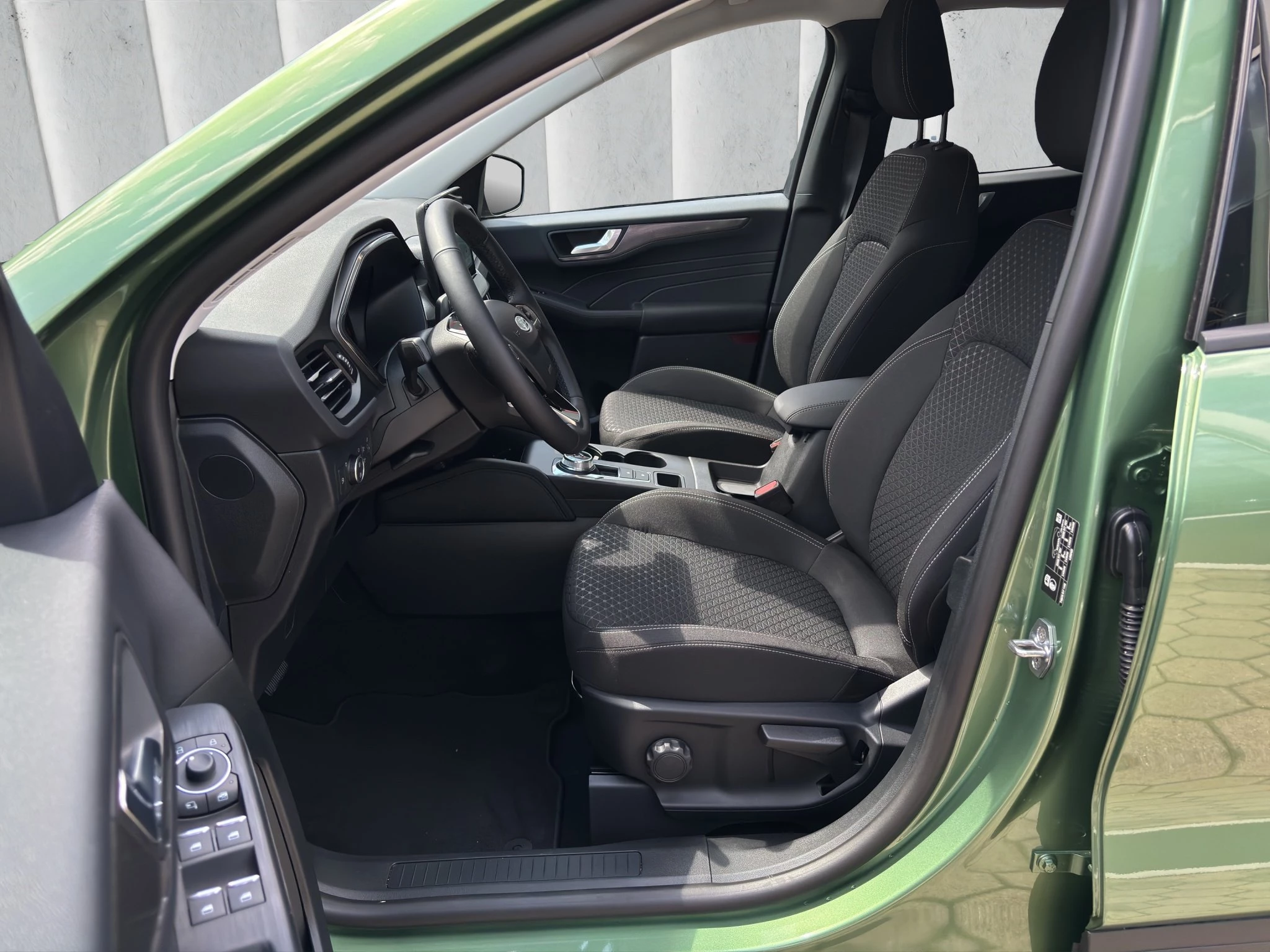 Ford Kuga Titanium 2.5 Duratec Plug-in-Hybrid CVT Sports Utility Vehicle. 178 kW. MJ 2026.25