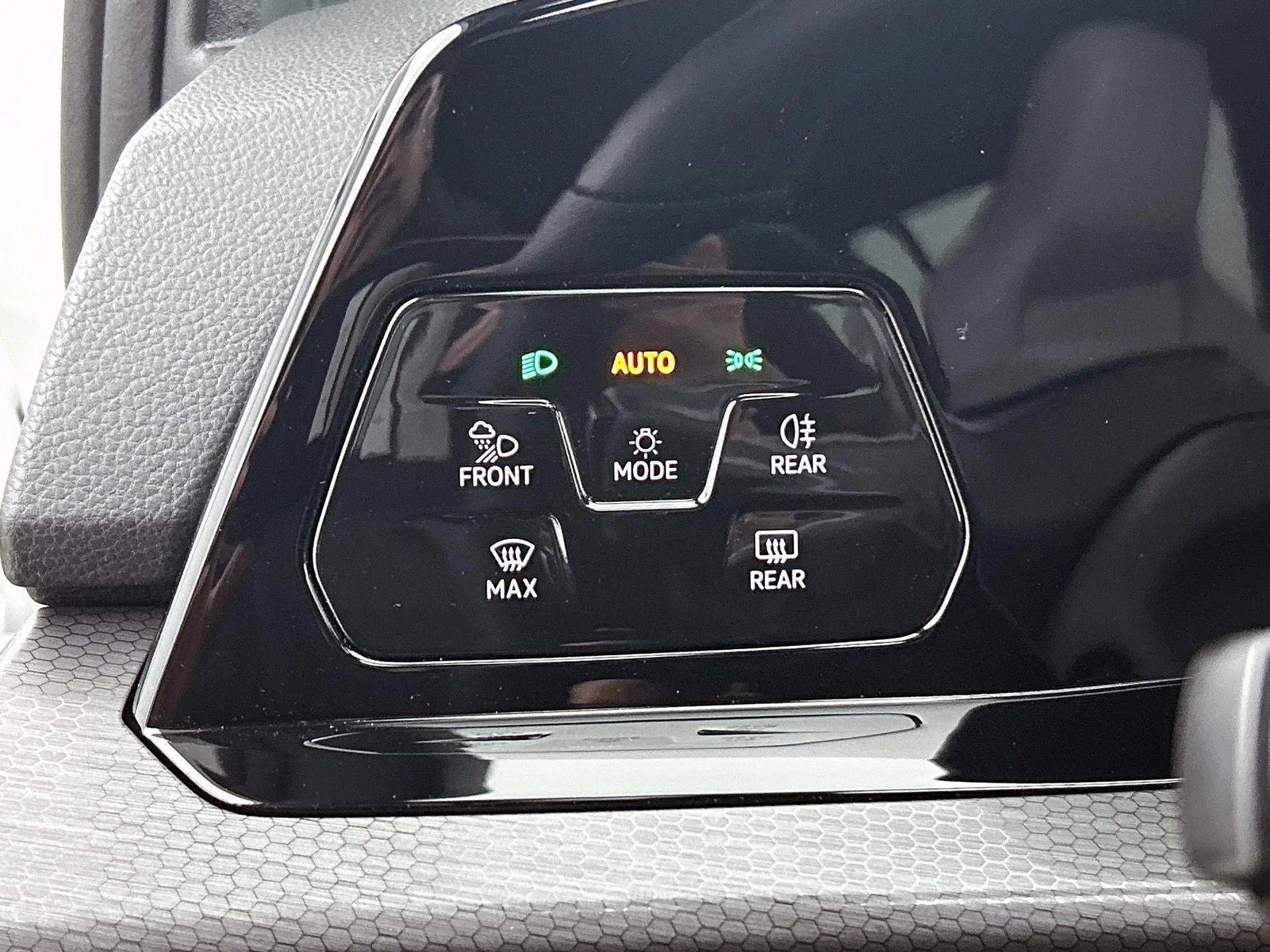 Volkswagen-Golf-image-25