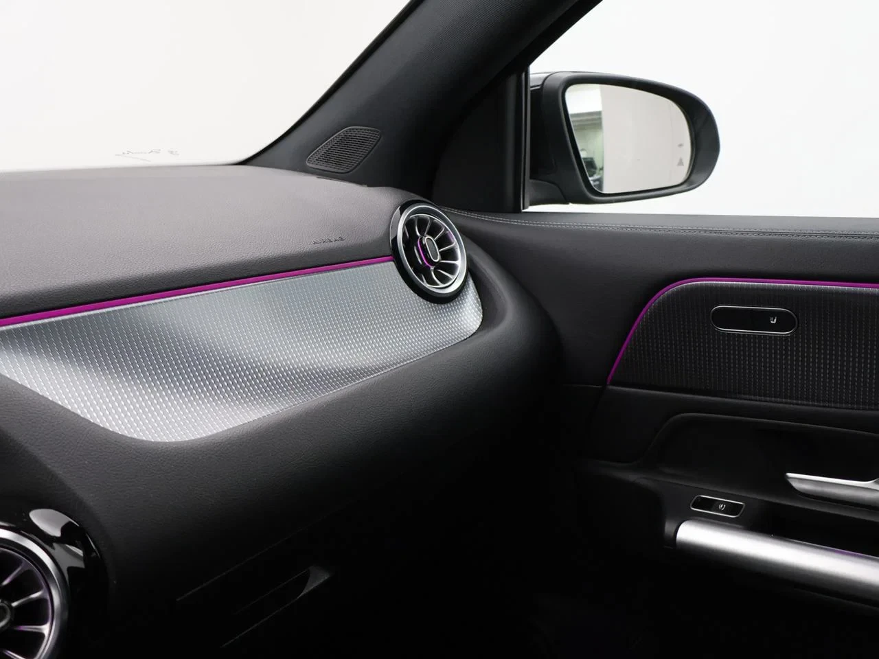 Mercedes-Benz-EQA-image-32
