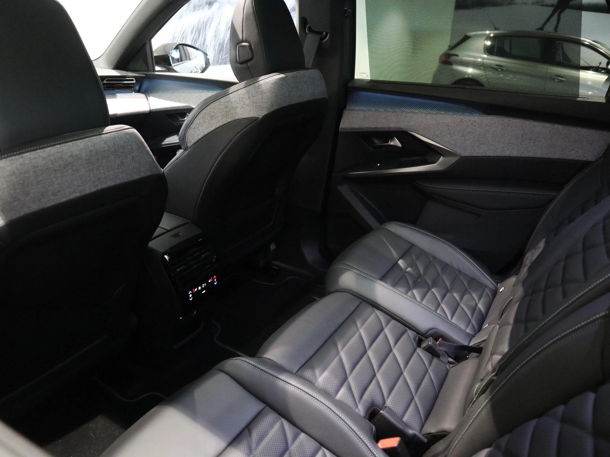 Peugeot-e-5008-image-7