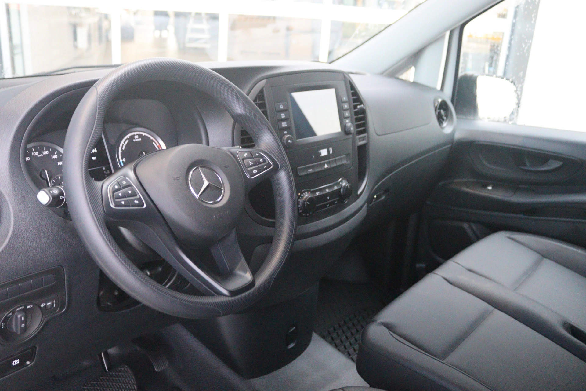 Mercedes-Benz-eVito-image-3