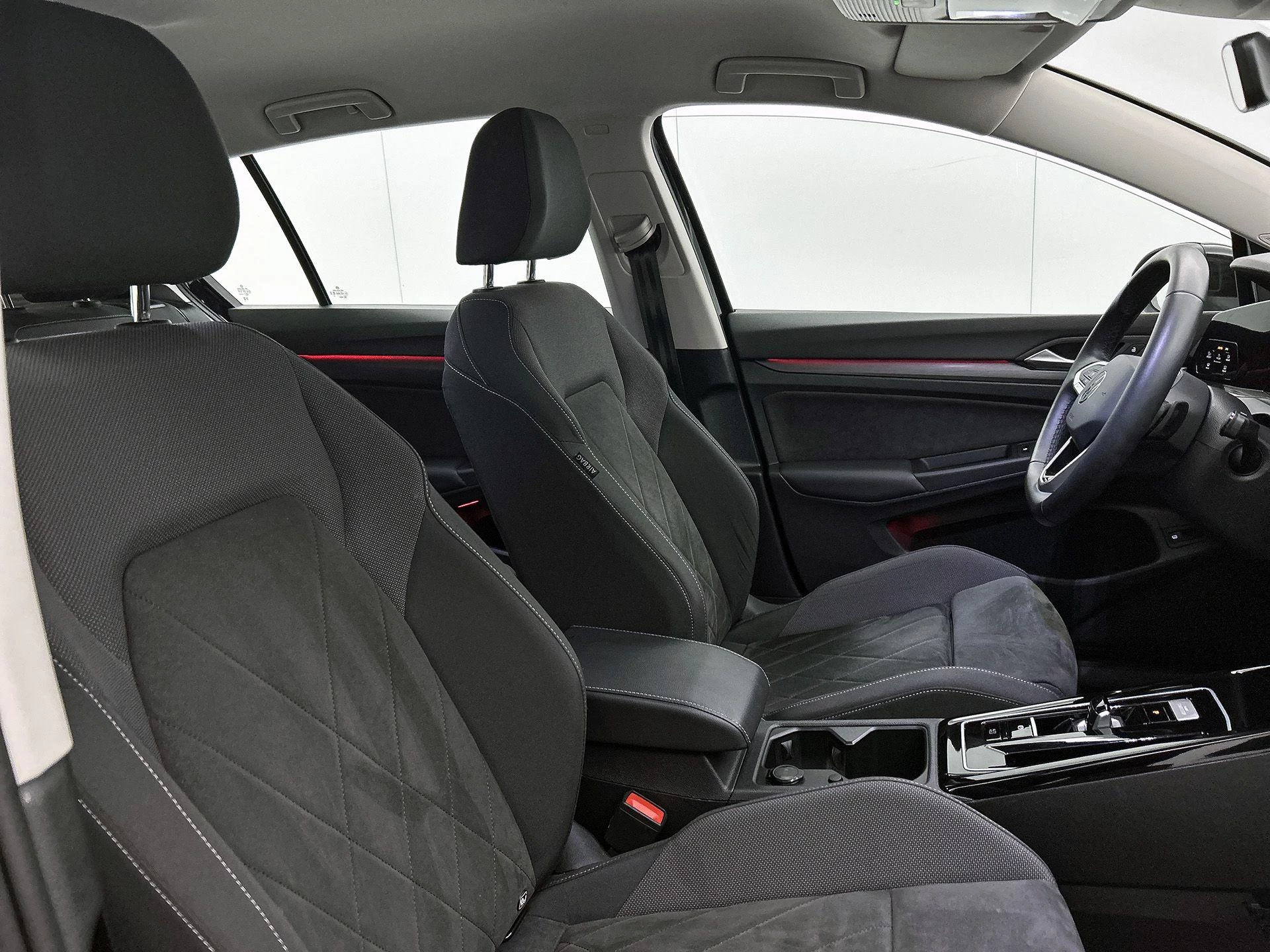 Volkswagen-Golf-image-24