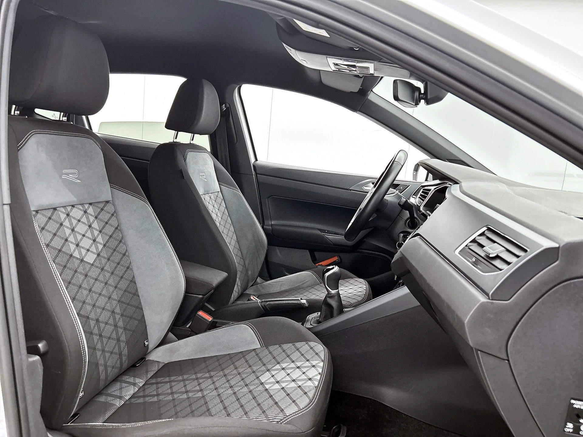 Volkswagen-Polo-image-38