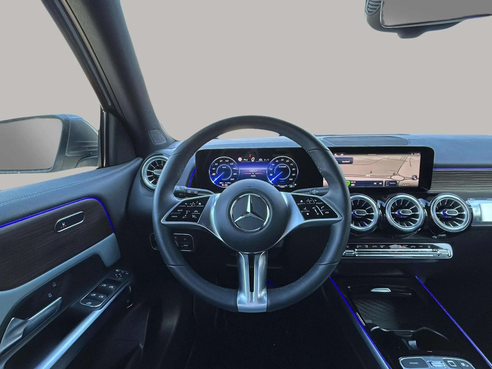 Mercedes-Benz-EQB-image-12