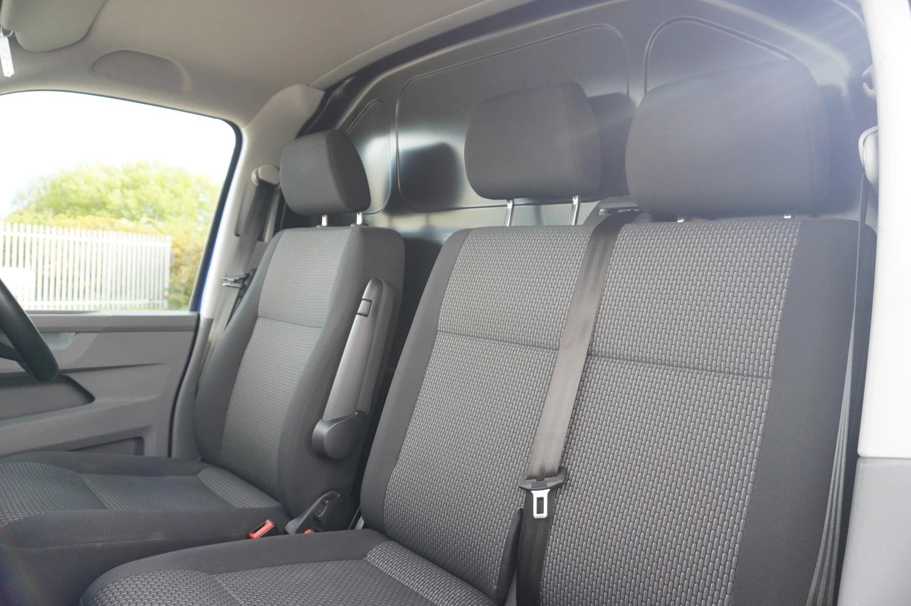 Volkswagen-Transporter-image-10