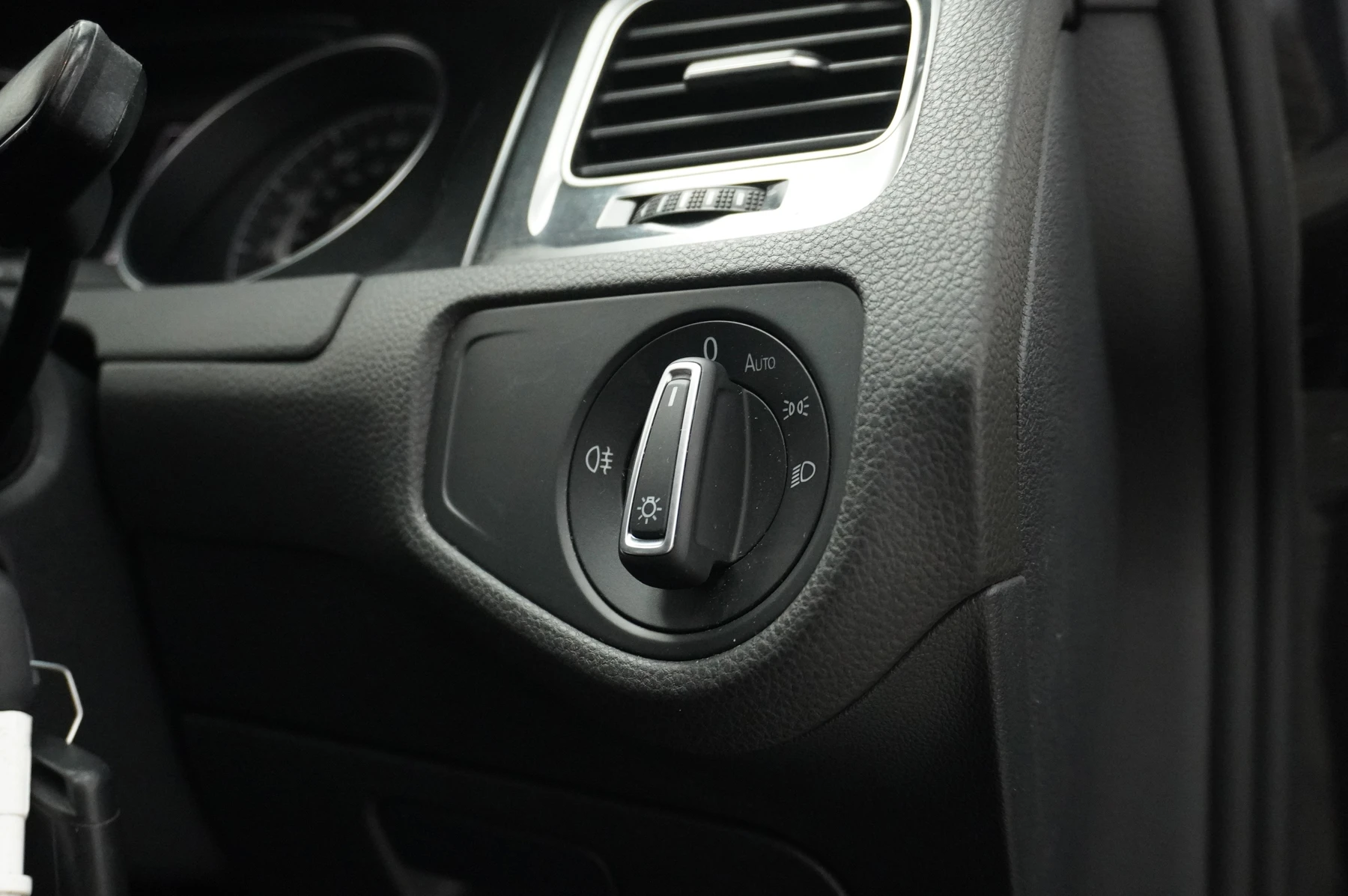 Volkswagen-Golf-image-25