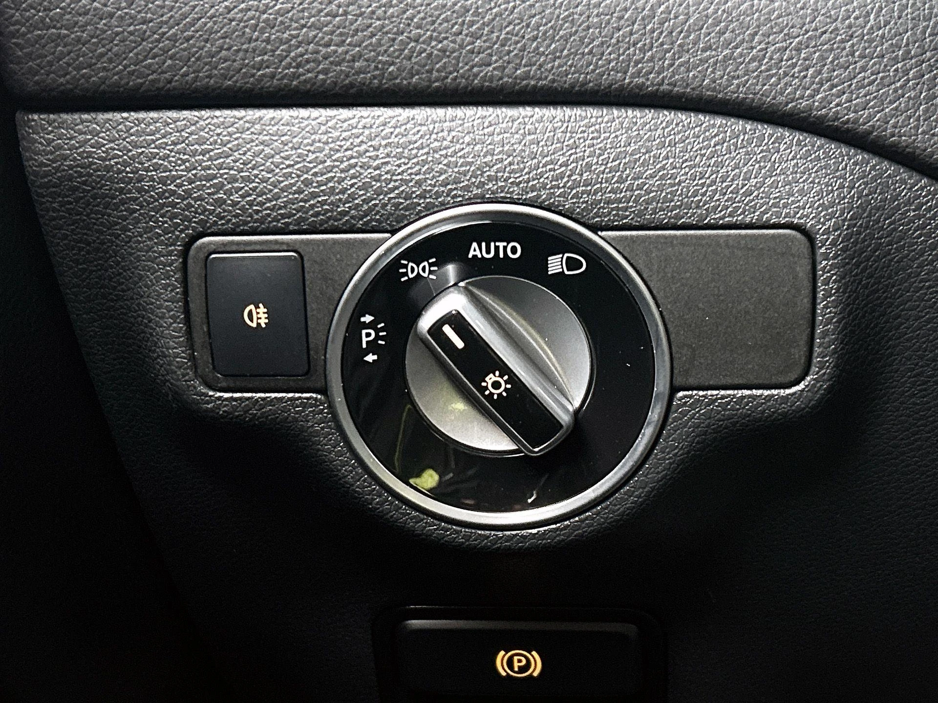 Mercedes-Benz-GLA-image-23