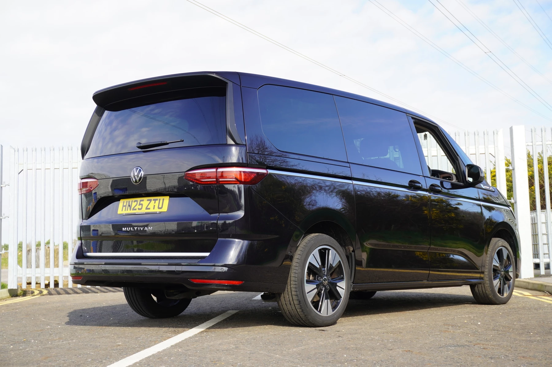 Volkswagen-Multivan-image-16