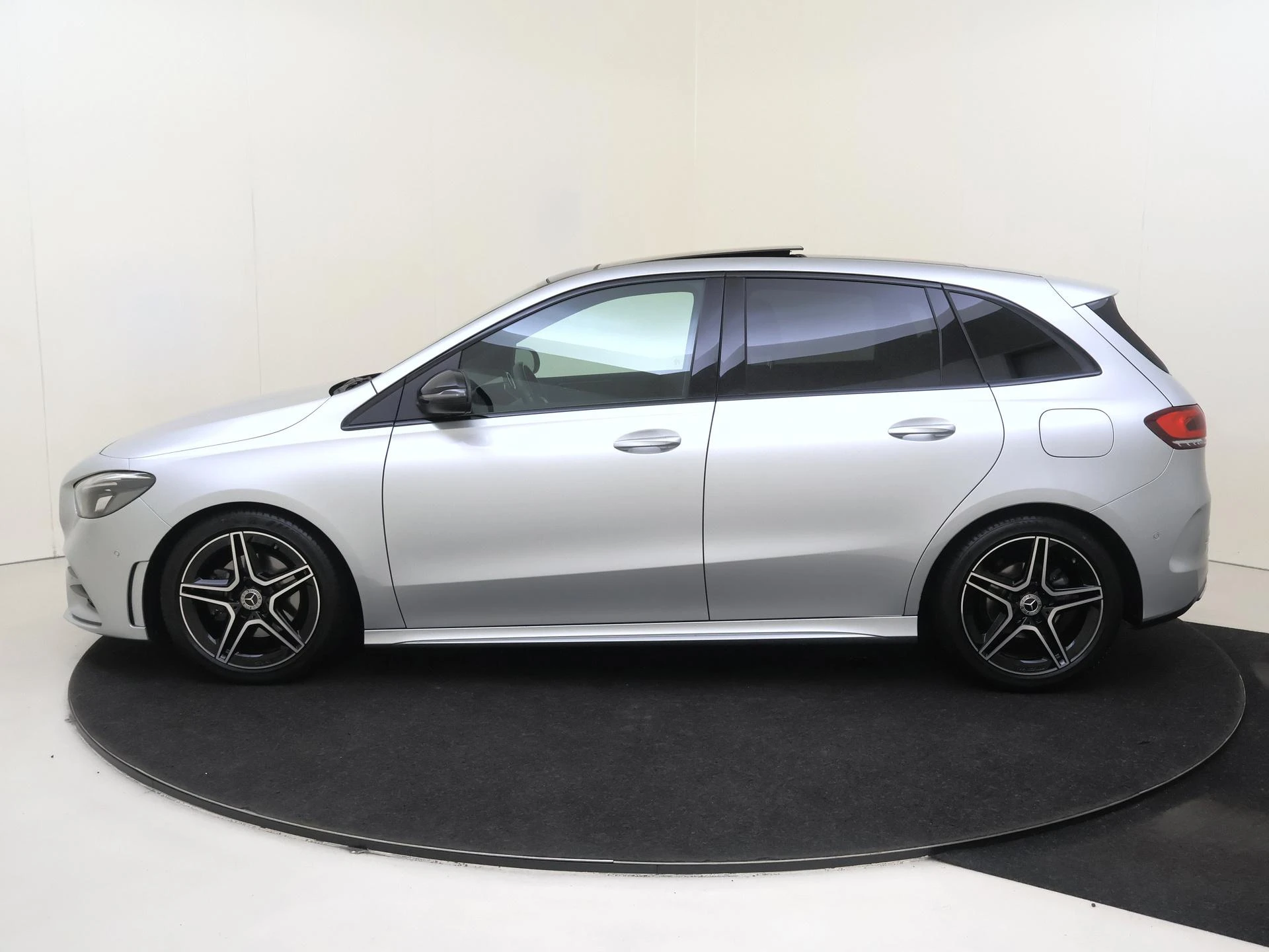Mercedes-Benz-B-Klasse-image-7