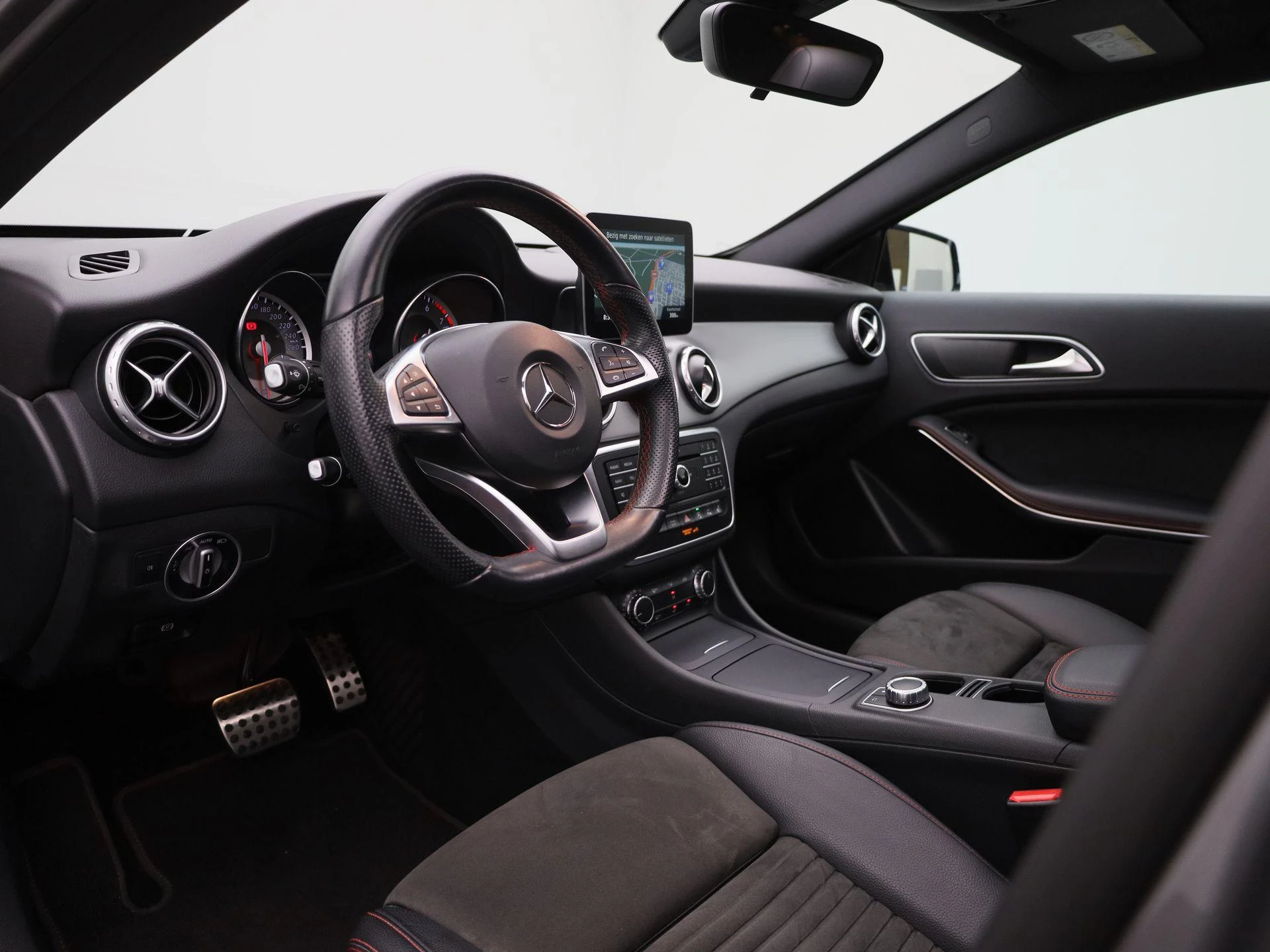 Mercedes-Benz-GLA-image-29