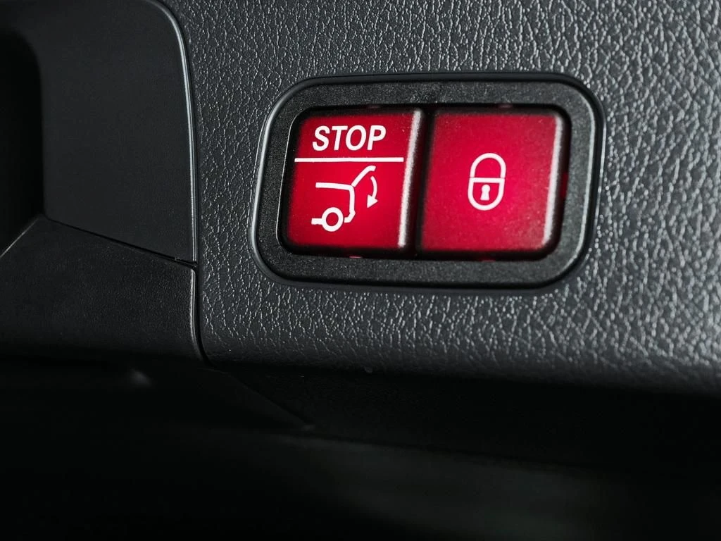 Mercedes-Benz-GLB 200-image-17