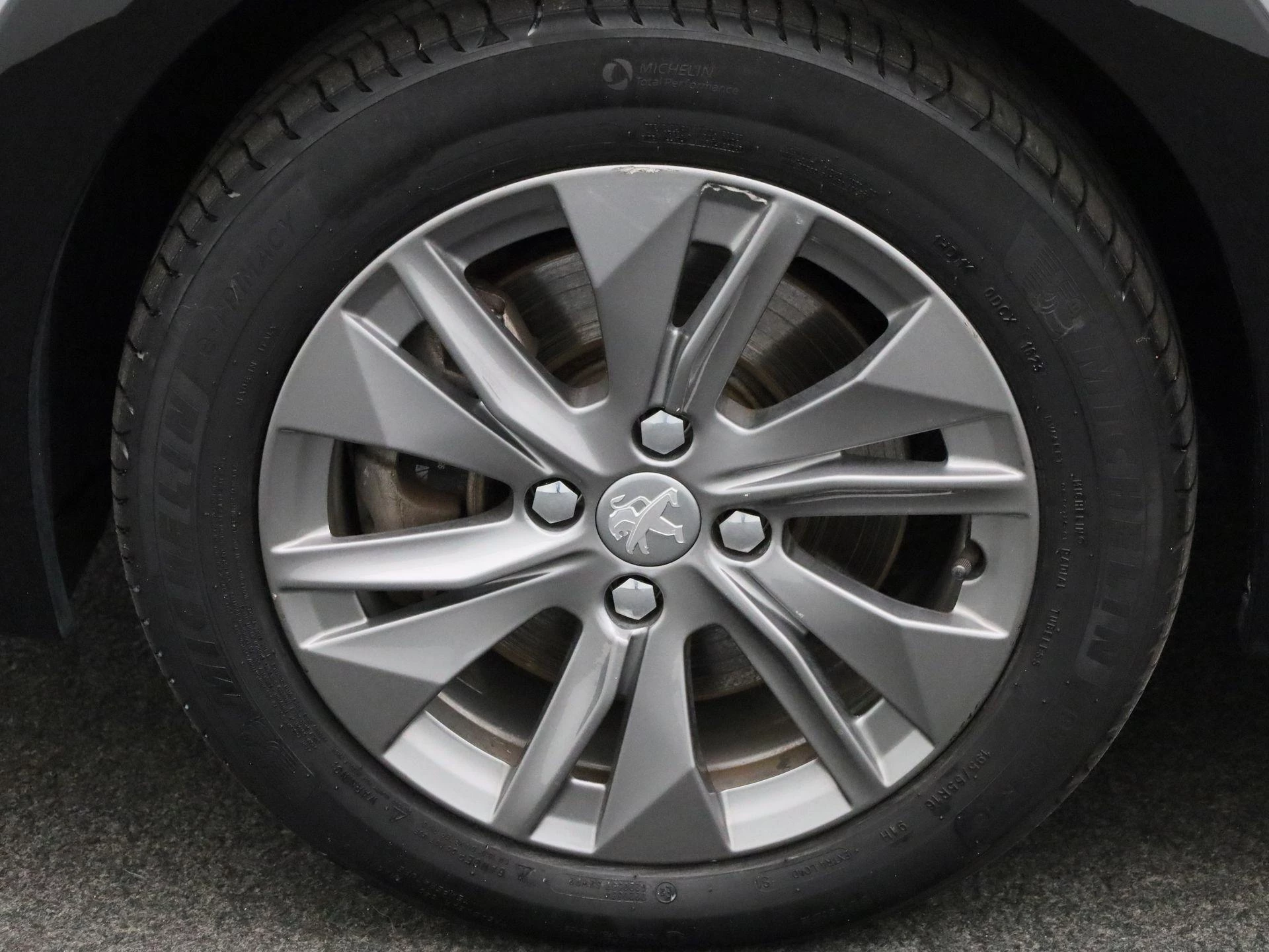 Peugeot-e-208-image-14