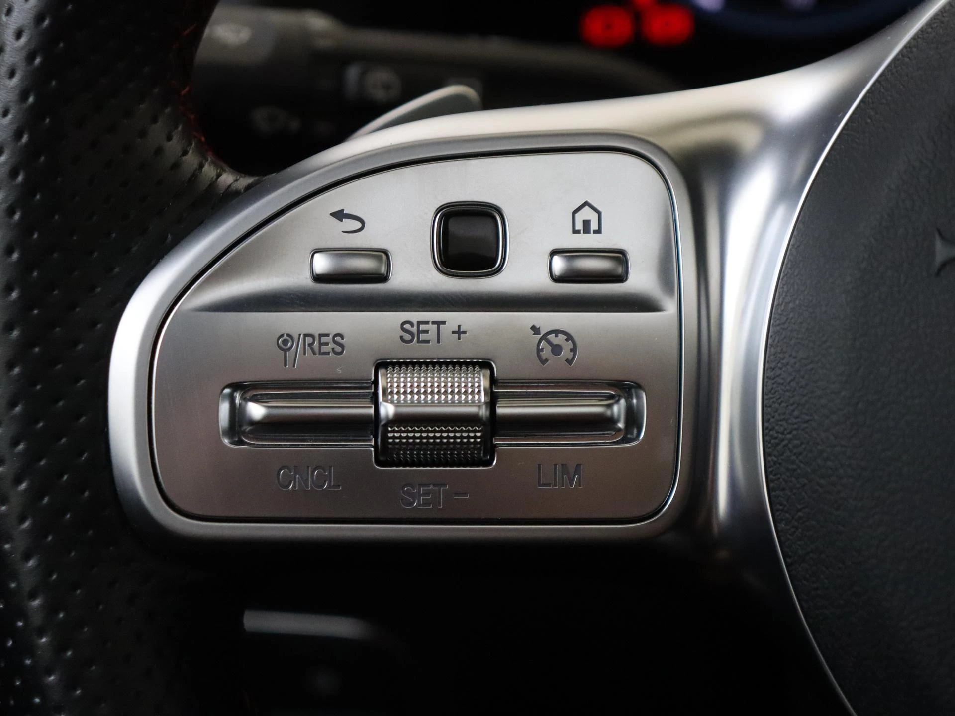Mercedes-Benz-GLA-image-12