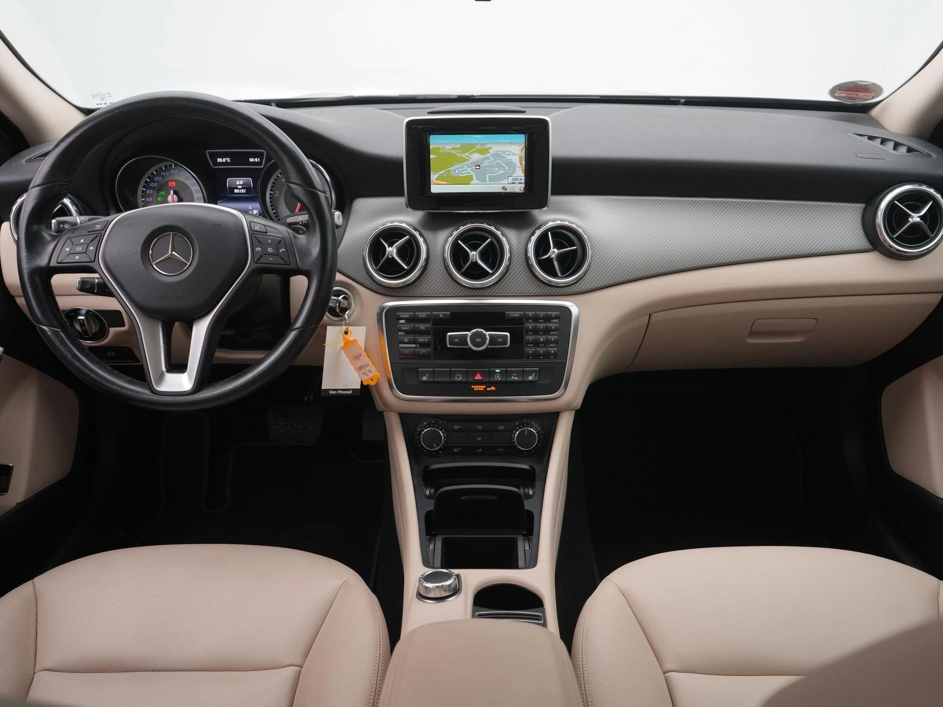 Mercedes-Benz-GLA-image-6