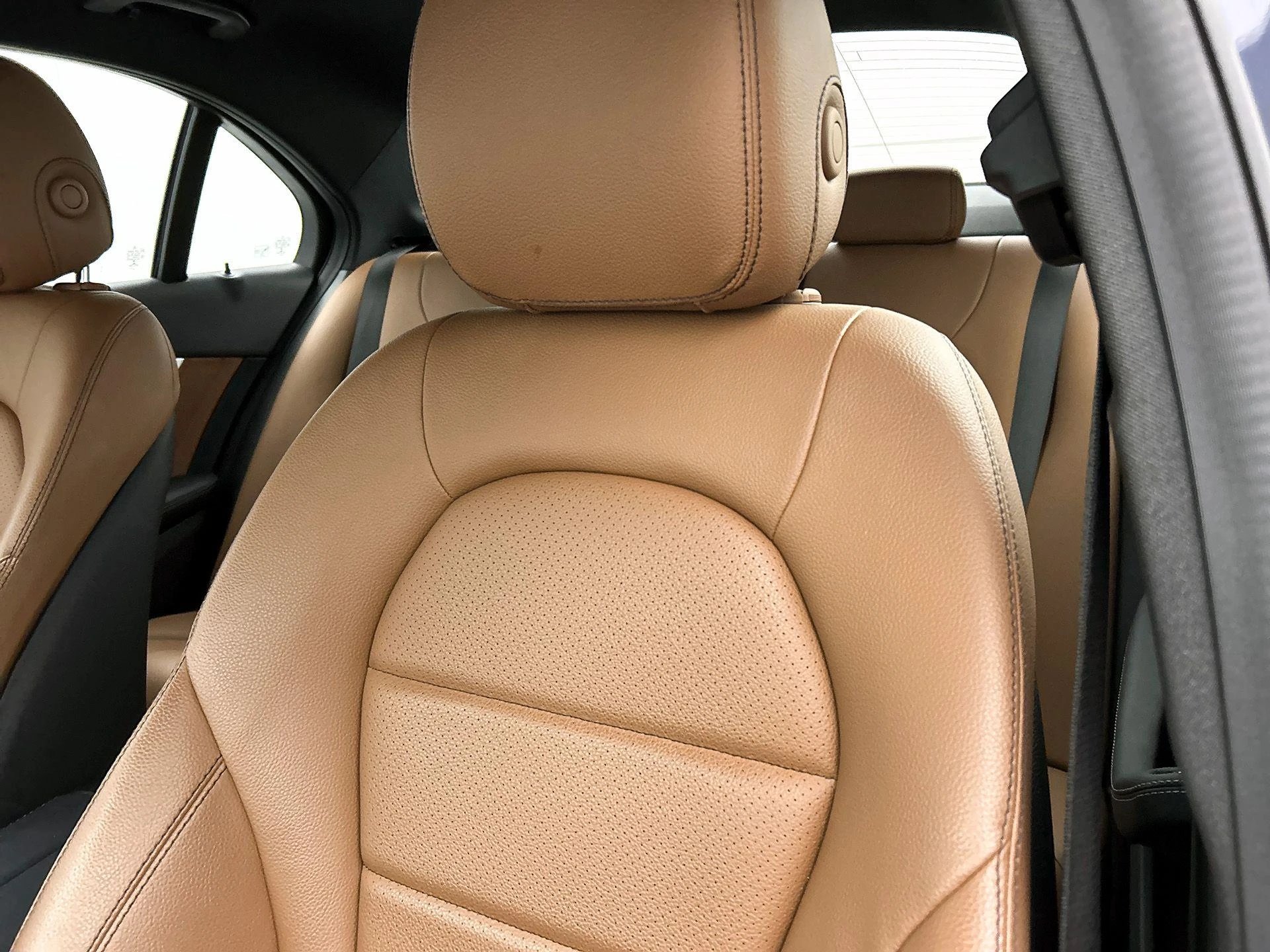 Mercedes-Benz-C-Klasse-image-11
