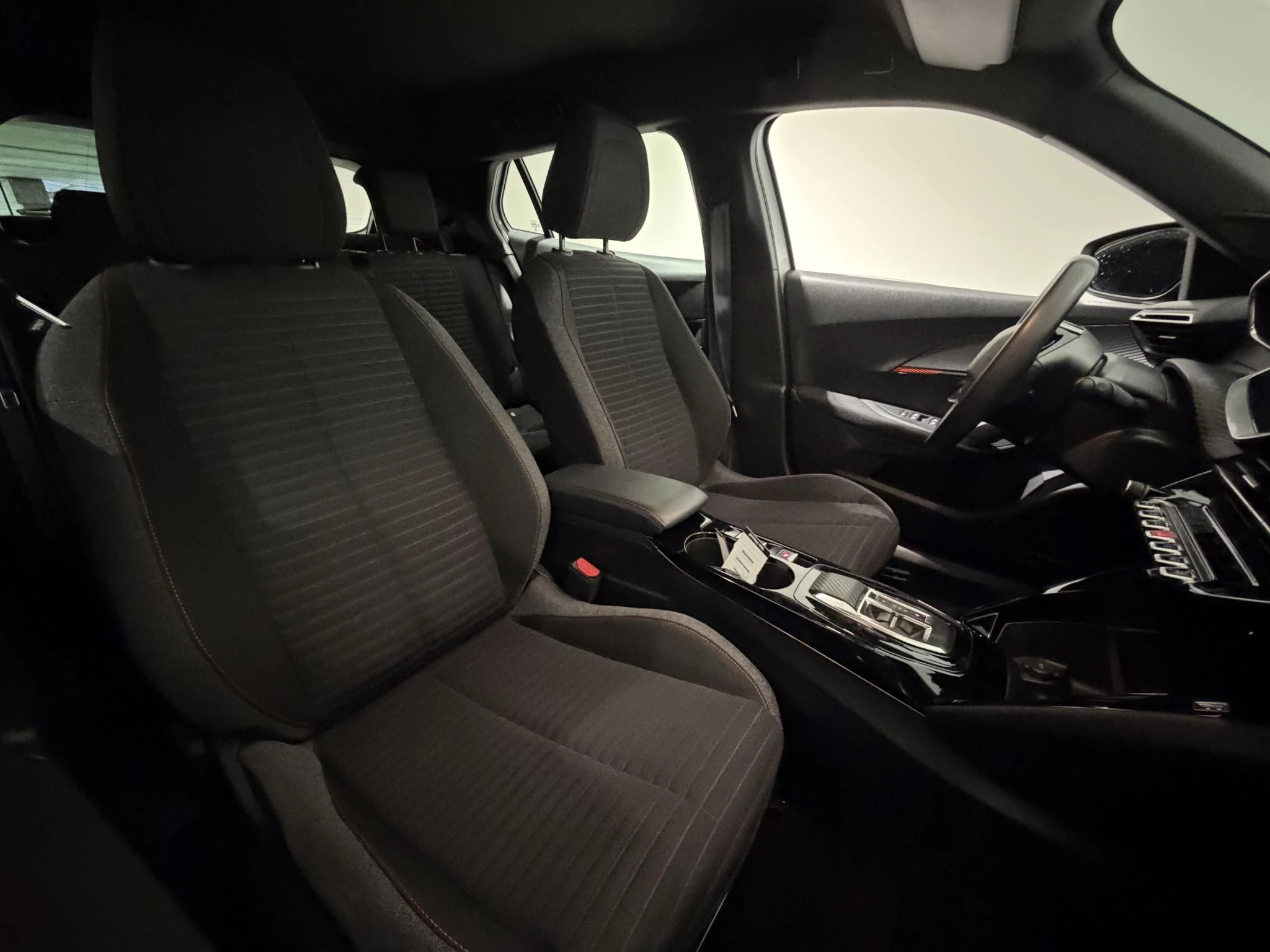 Peugeot-e-2008-image-16