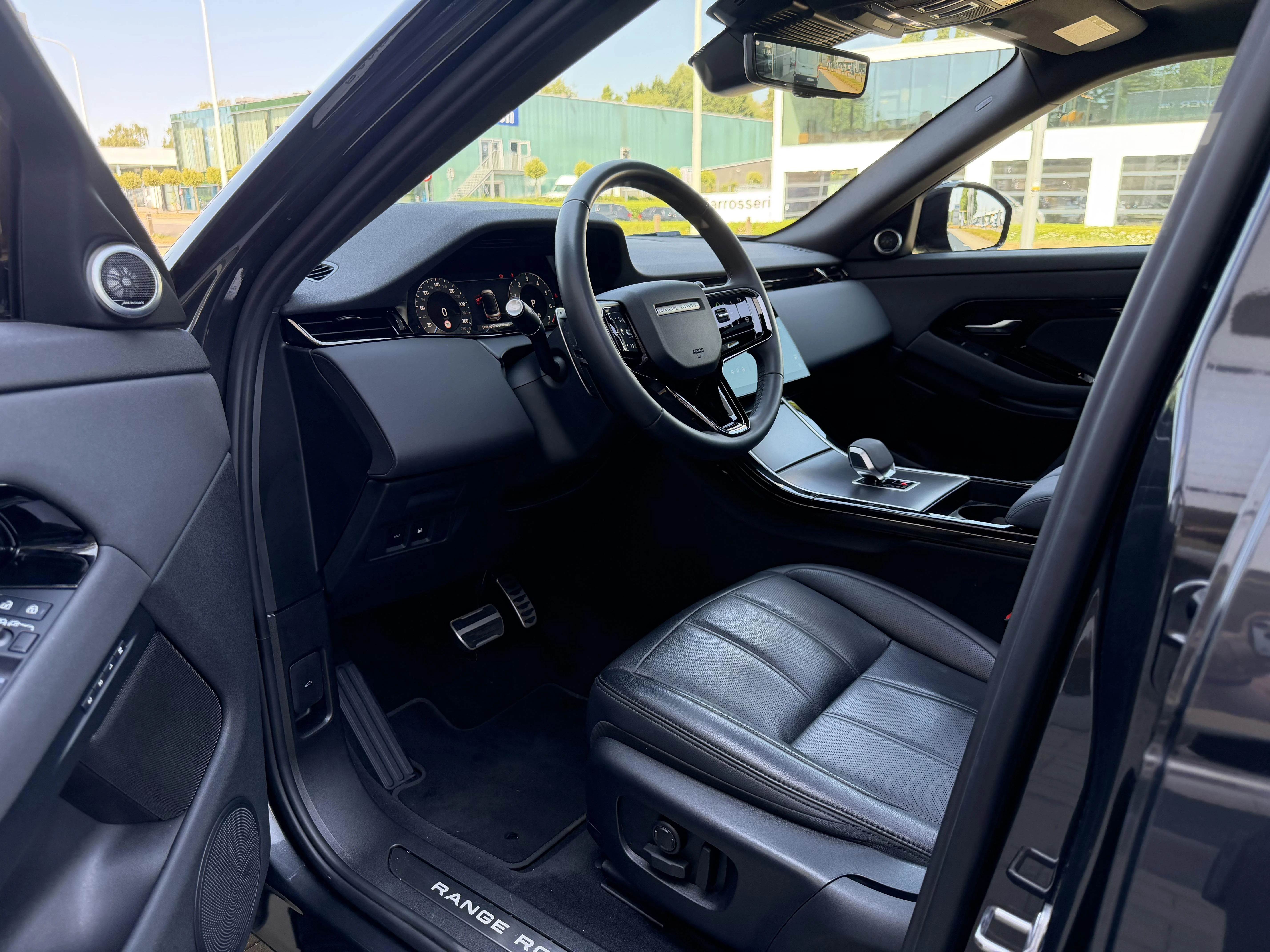 Land Rover-Range Rover Evoque-image-18