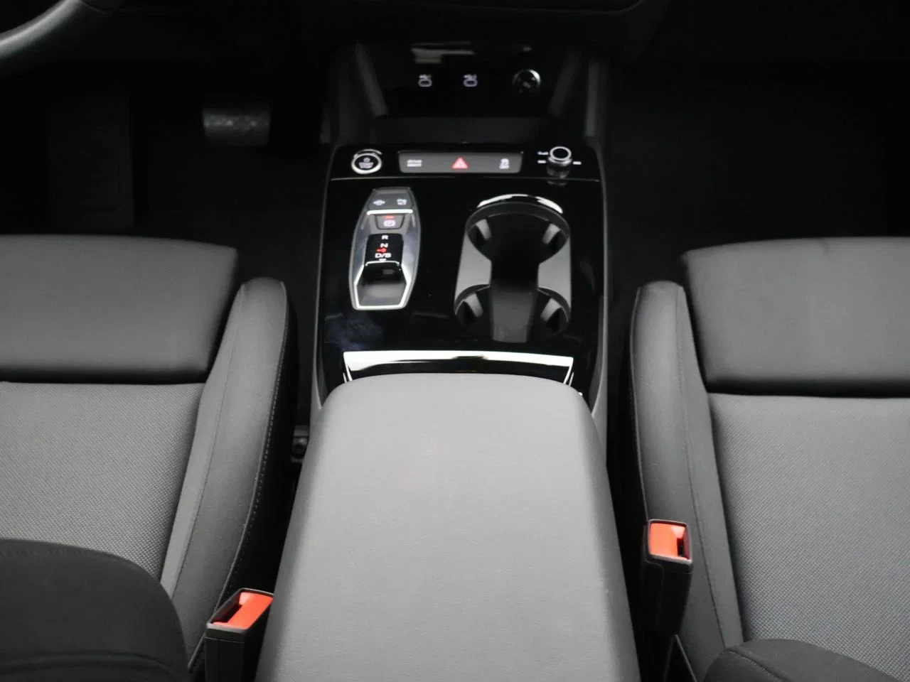Audi Q6 e-tron Sportback e-Tron 83 kWh 252PK Advanced *NAVI*APP CONNECT*BLTH*CRUISE*DIGITAL DASHOBOARD*ZETELVERWARMNG*SPORTSEATS*ADAPTIVE CRUIS