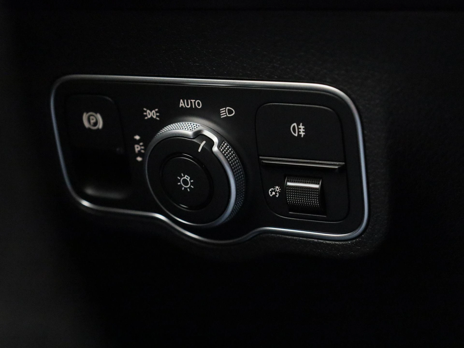 Mercedes-Benz-EQB-image-20