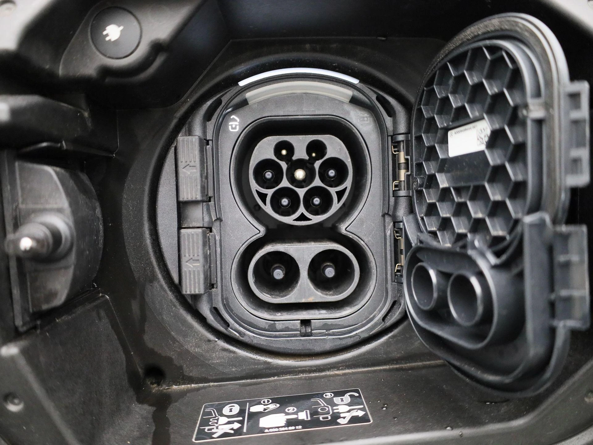 Mercedes-Benz-EQB-image-38