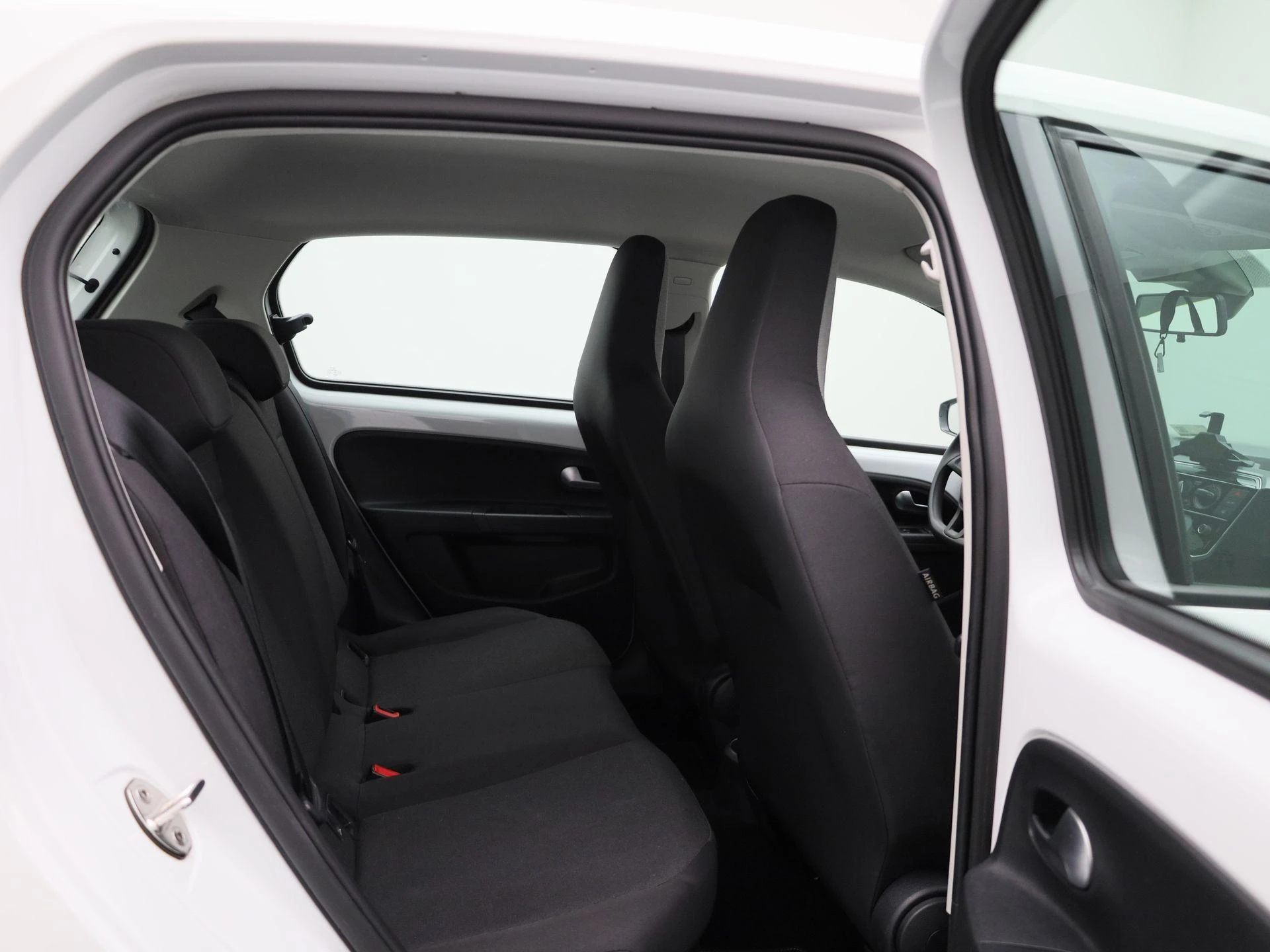 Volkswagen-up!-image-27