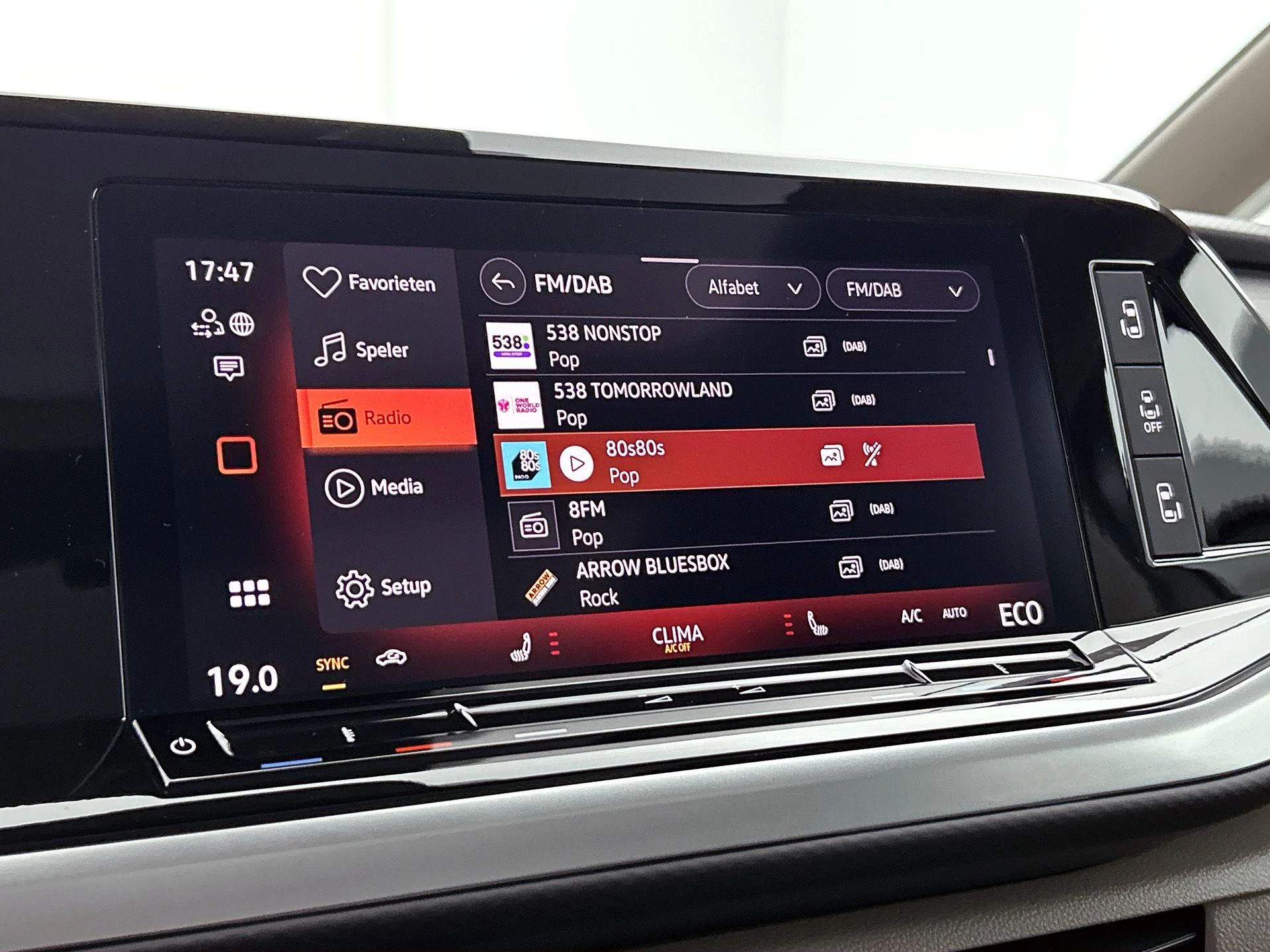 Volkswagen-Multivan-image-6