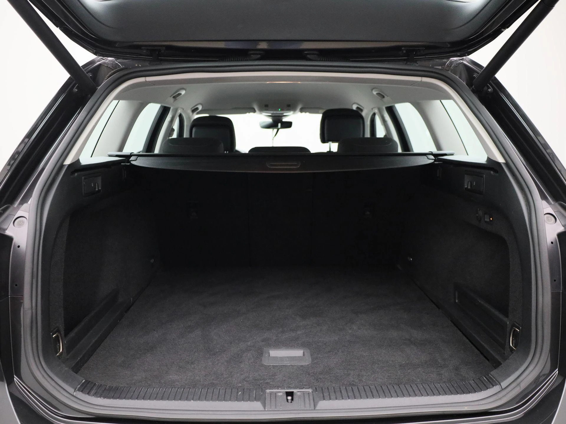 Volkswagen-Passat-image-13